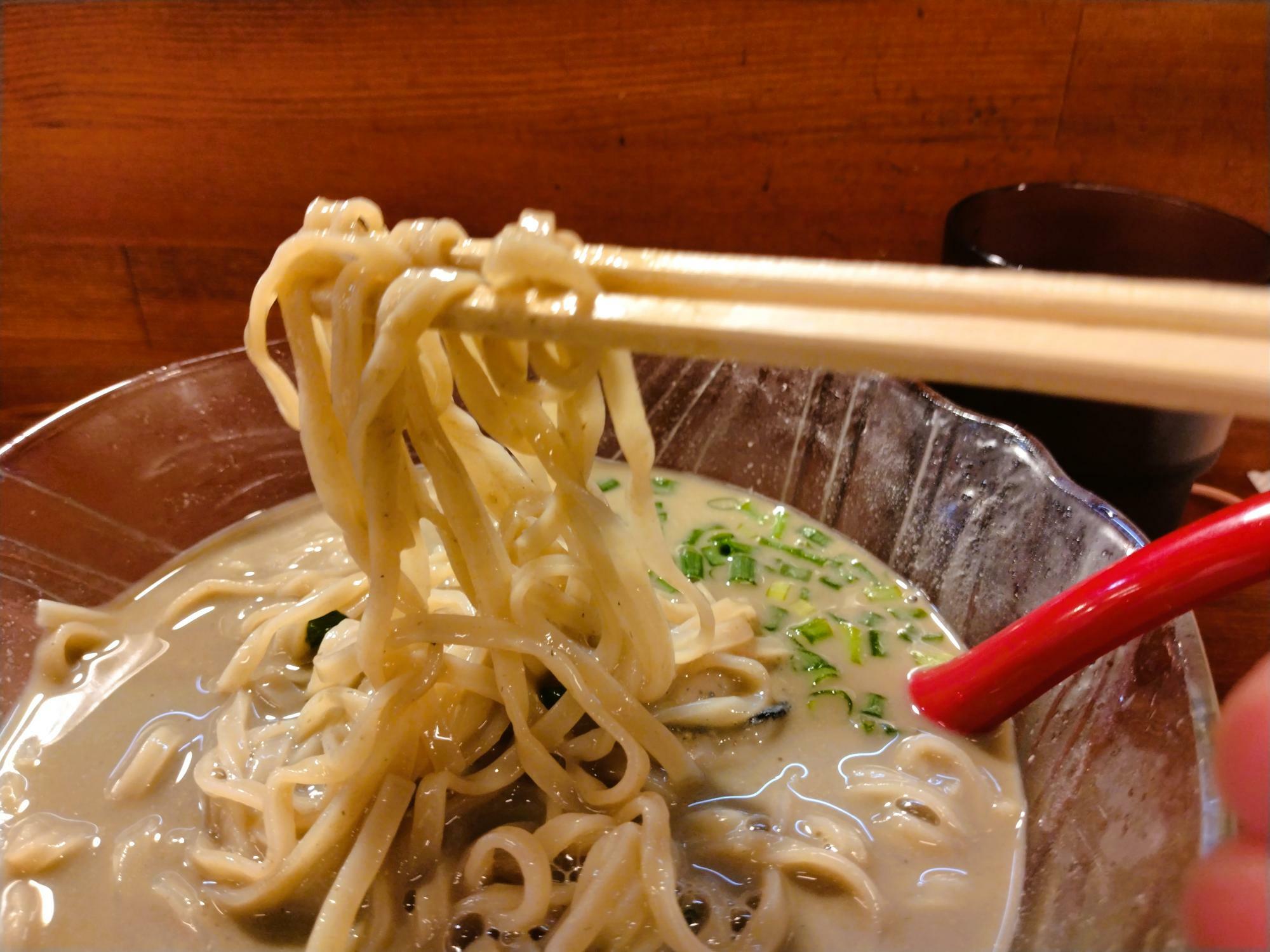 中太の平打ちストレート麺。