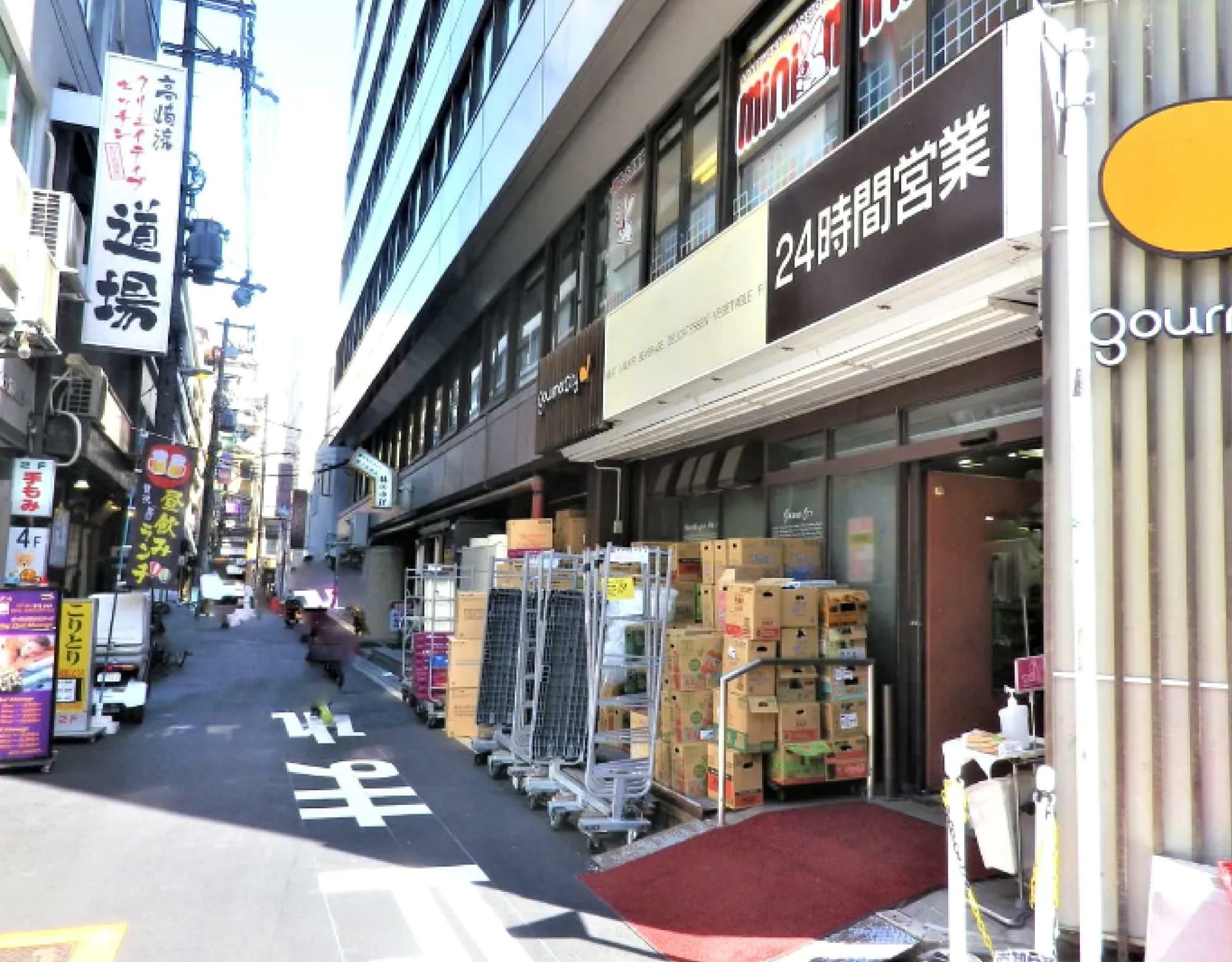 「グルメシティ西中島店」の手前の小路を左折。