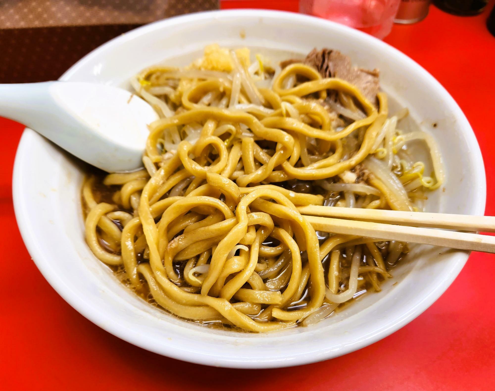 ごわごわの極太麺。