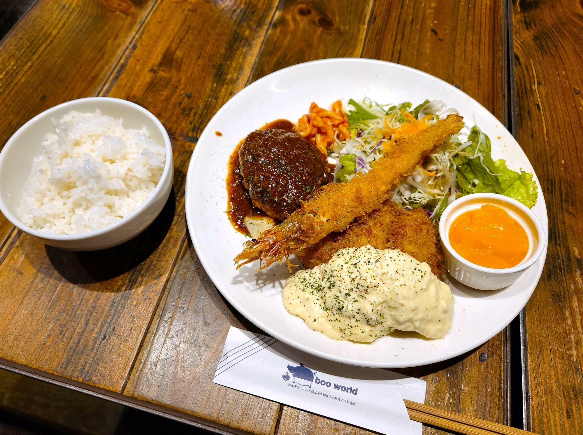 野菜サラダがたっぷりなのも好感。