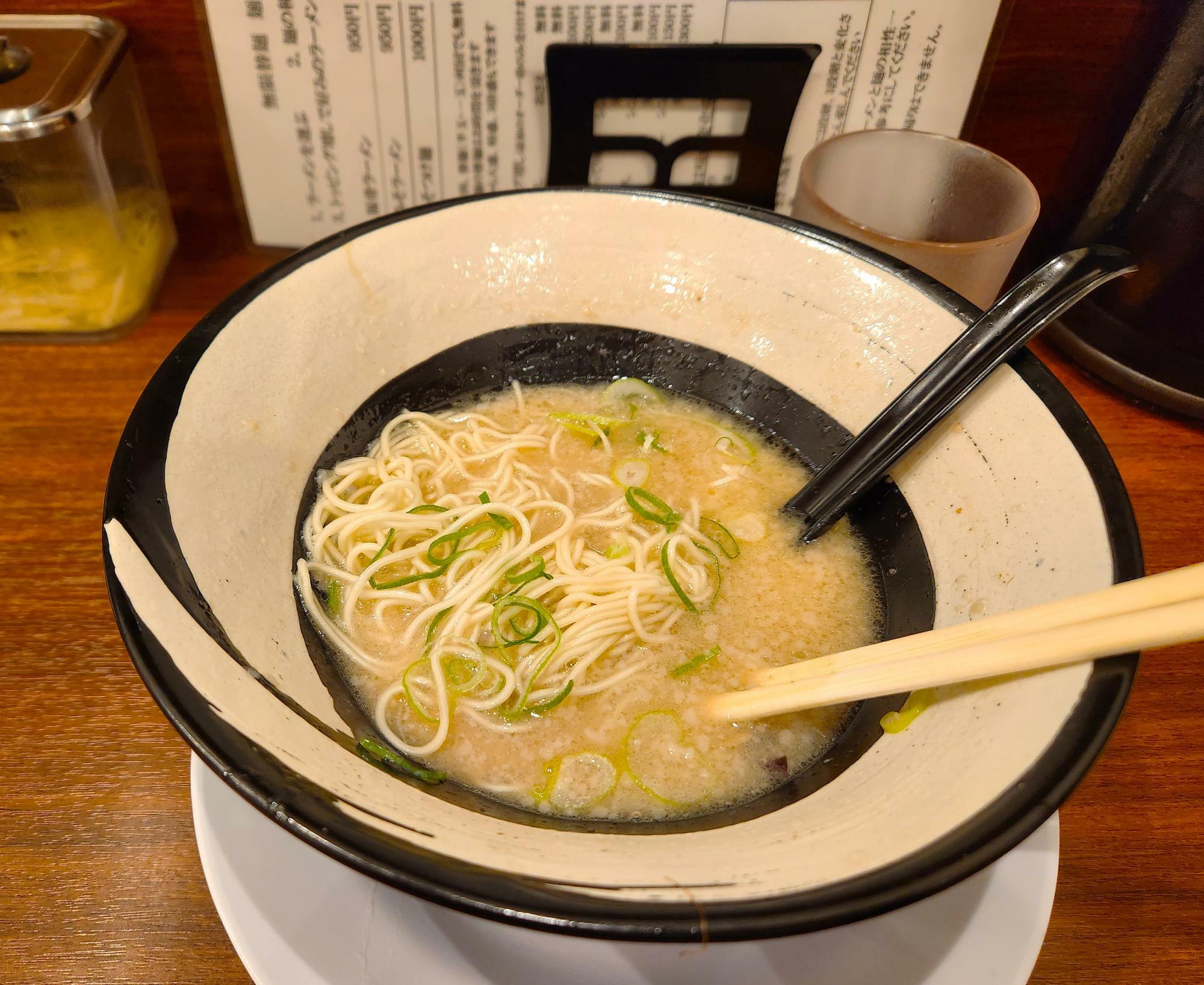 細麺だと博多ラーメン感満載。