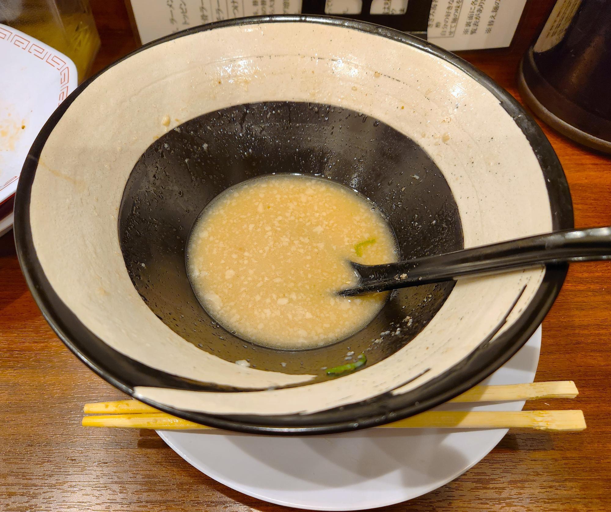 空になって見ると、モダンなモノトーンの器でした。