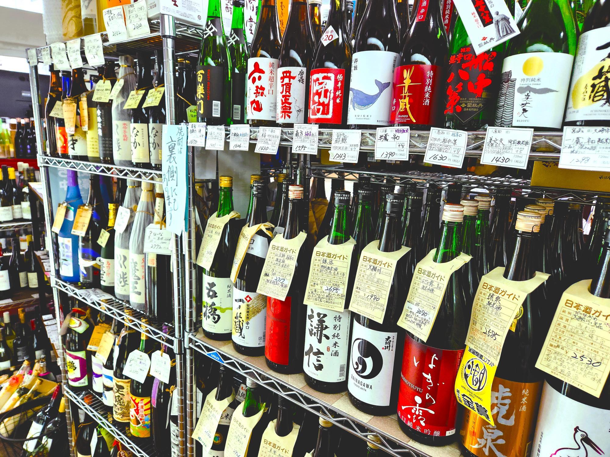 たくさんの種類の各地の日本酒が並ぶ店内。