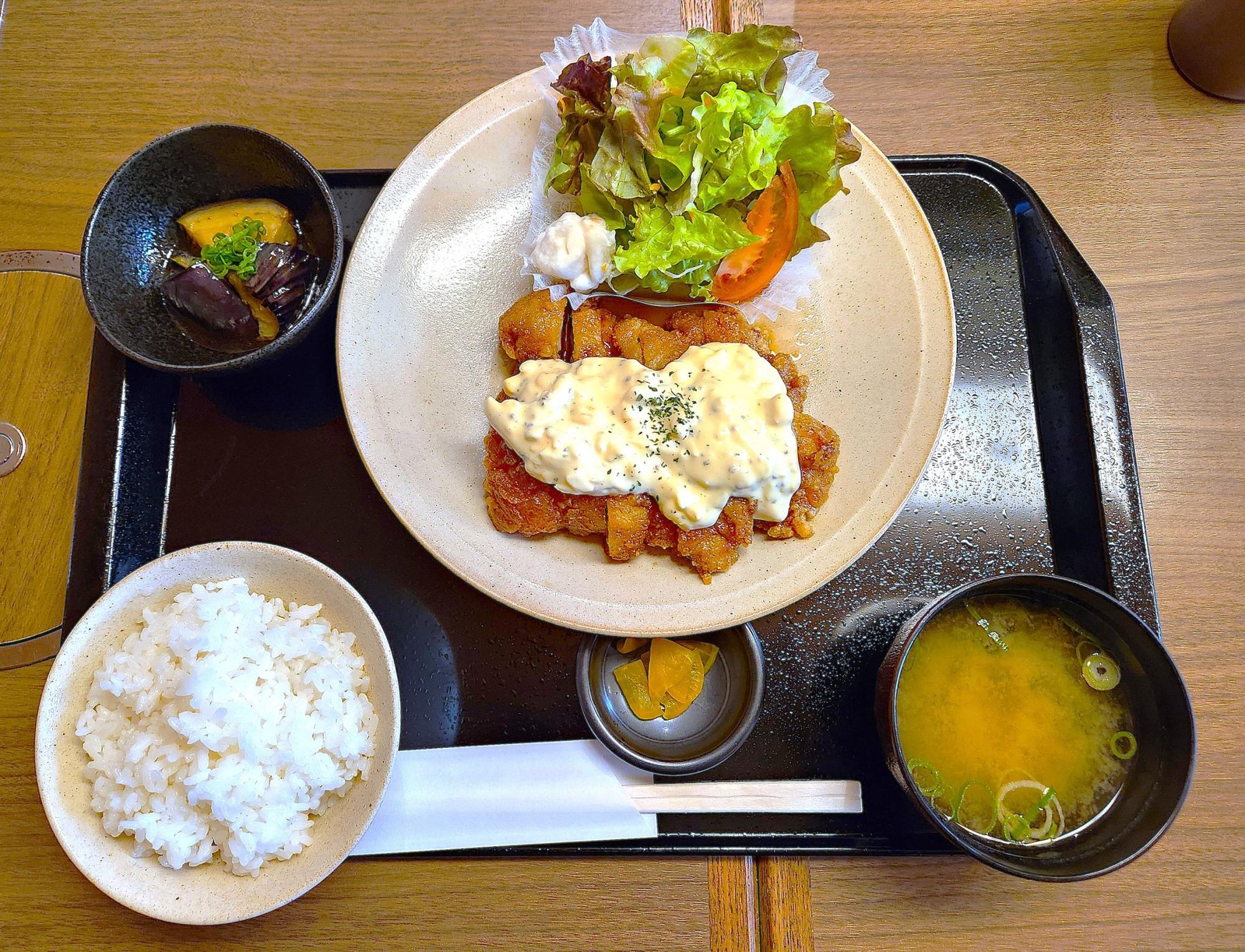 チキン南蛮が大きい「チキン南蛮＆茄子の煮浸し」。