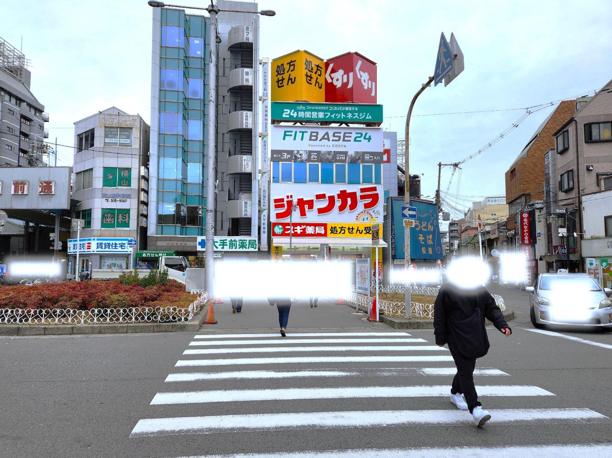 「ジャンカラみんなの塚本駅前店」は、JR塚本駅東口。