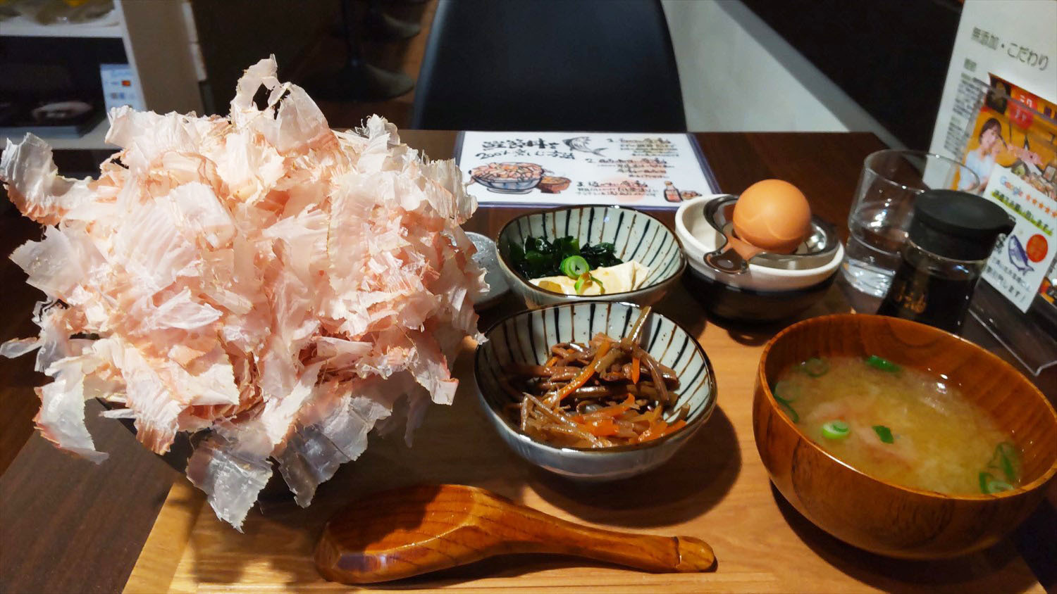 鰹節丼とおばんざい2品定食（1200円）
