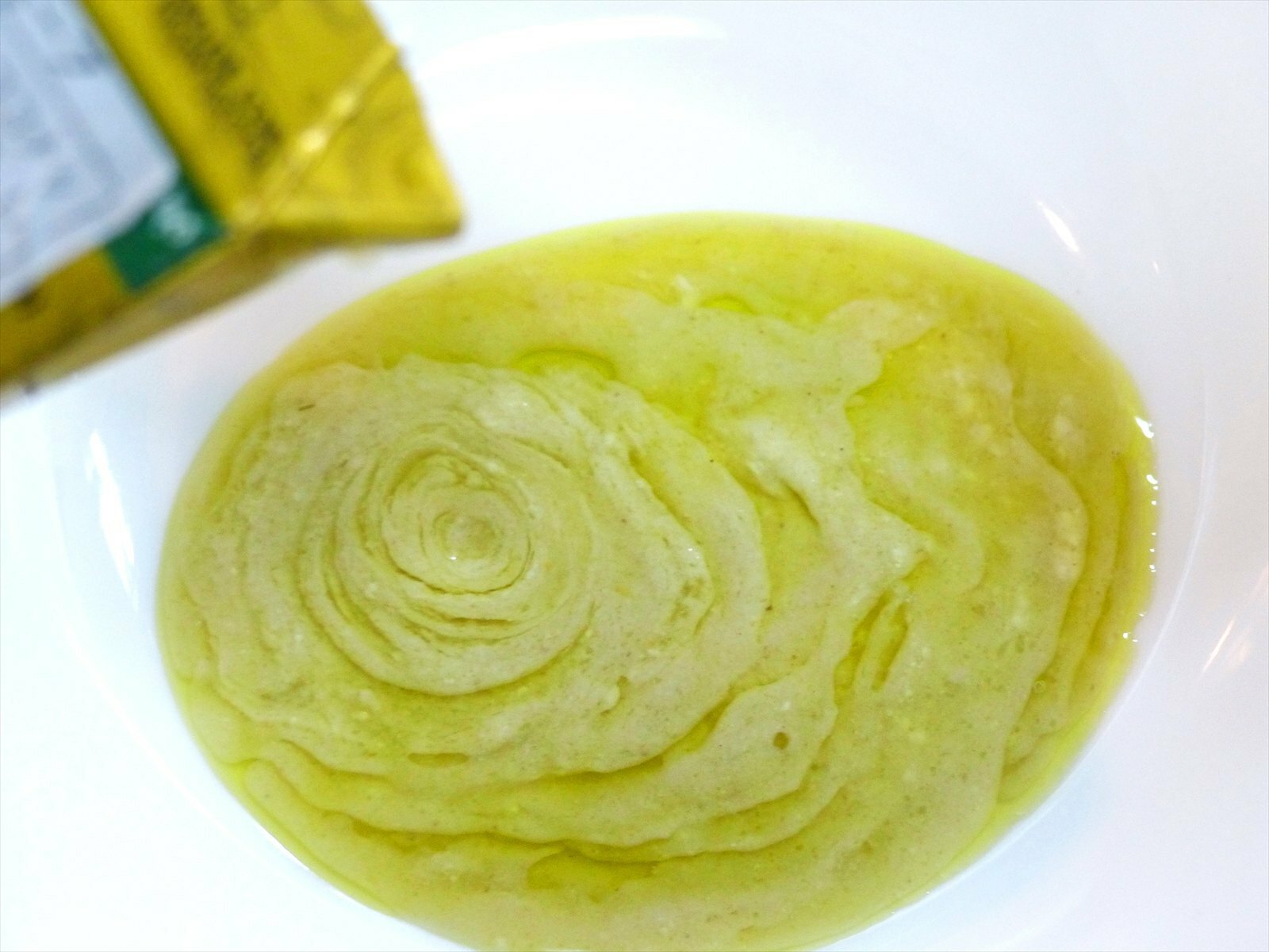 カレーのスパイスのひとつグリーンチリ（青唐辛子）に、新鮮なココナッツミルクを加えた薄緑色のスープ。