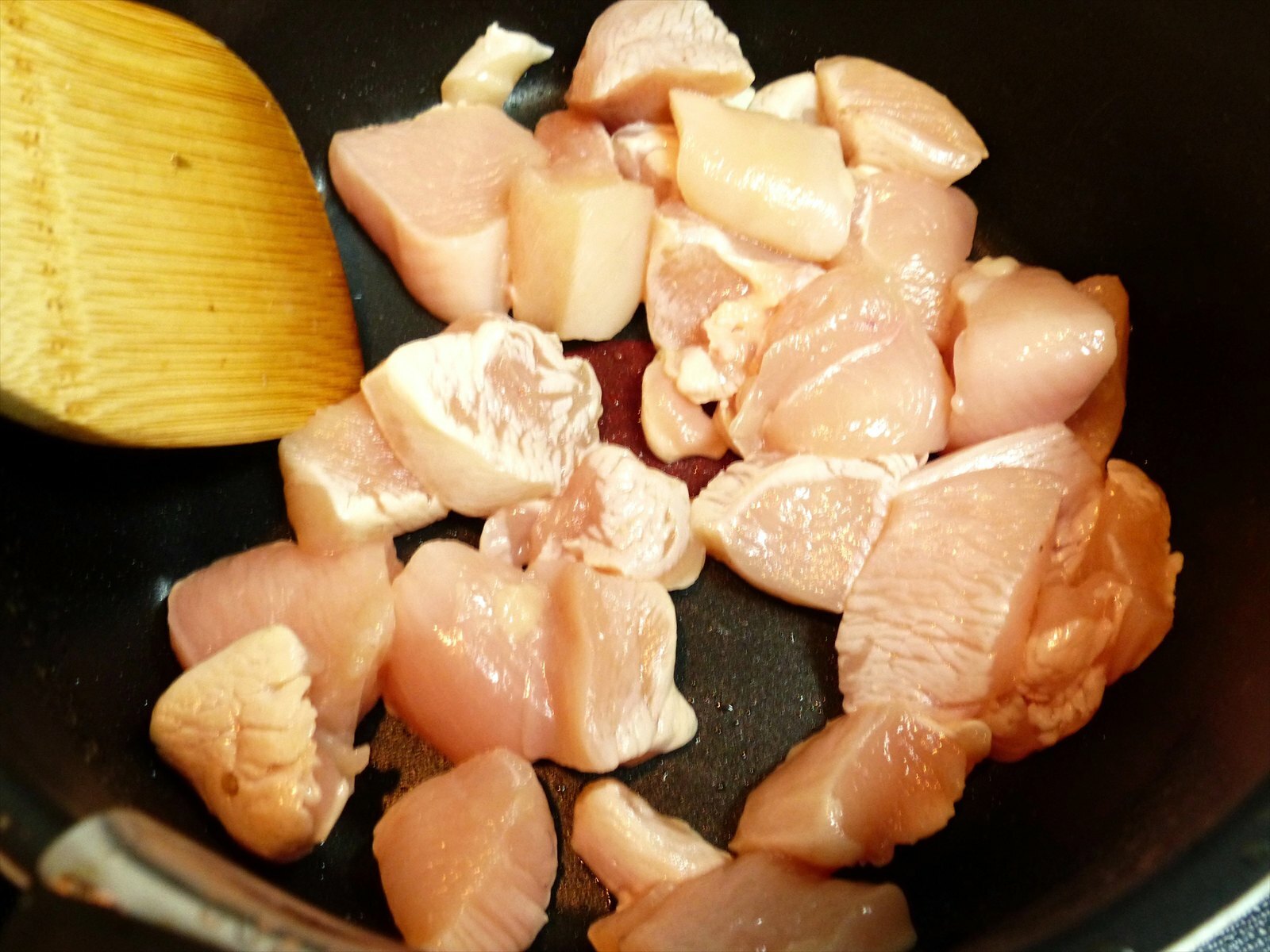 カットした鶏肉を炒めます。