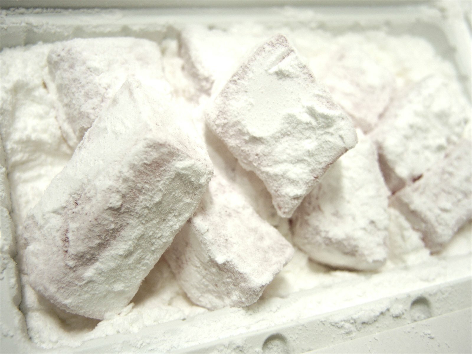 純白の砂糖で、まぶされたギリシアのロクム