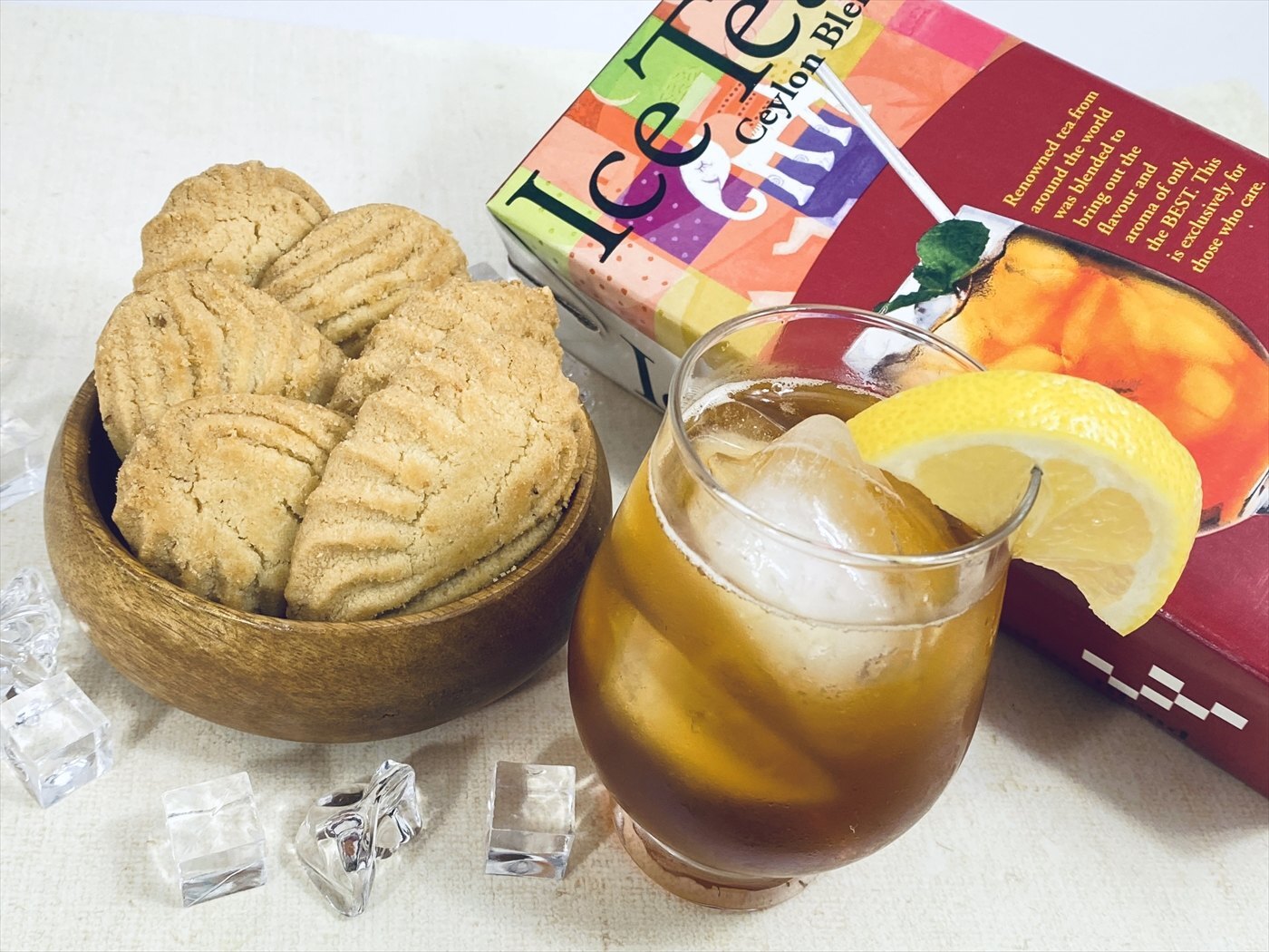 ナッツクッキーと一緒に、アイスティー!