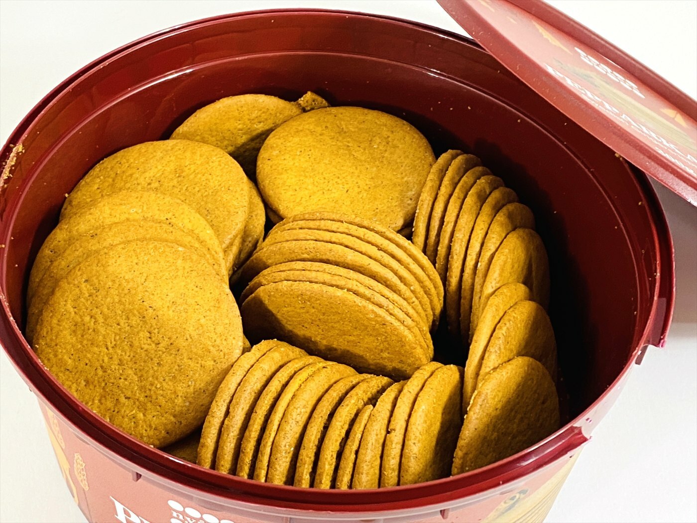 丸いコースター型のクッキーが、プラケースの中に大量！