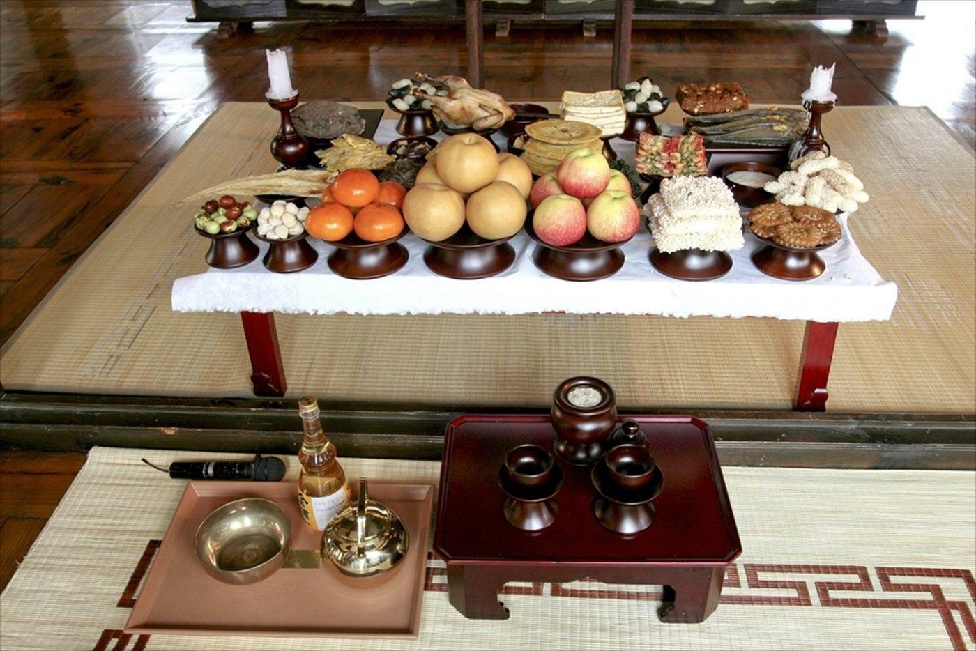 出典:flickr.com - Republic of Korea 先祖礼拝儀式のためのテーブルセッティング（写真右端が薬果）