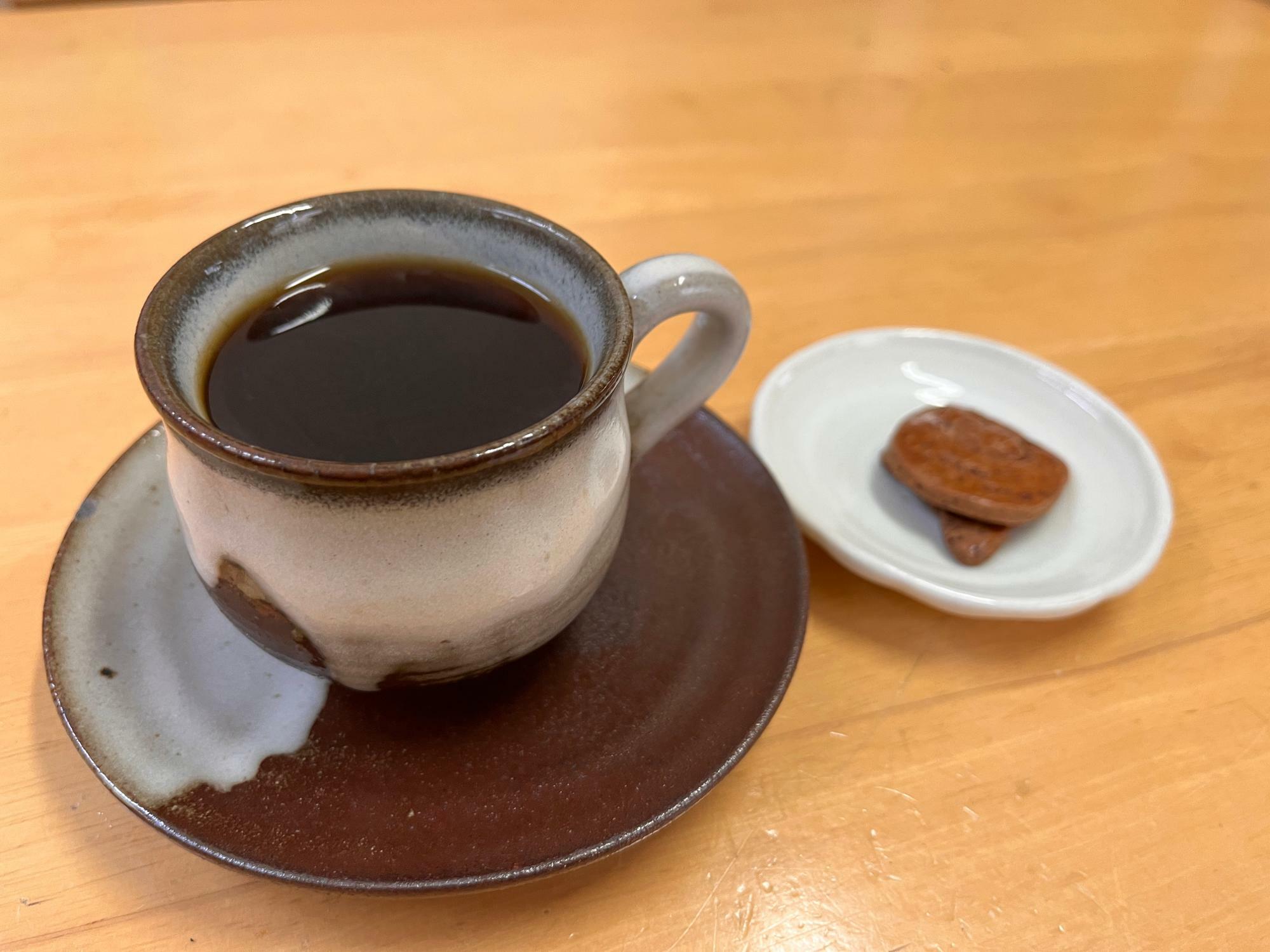 「ほっと・HOT・ニャーノ」のコーヒーとクッキー