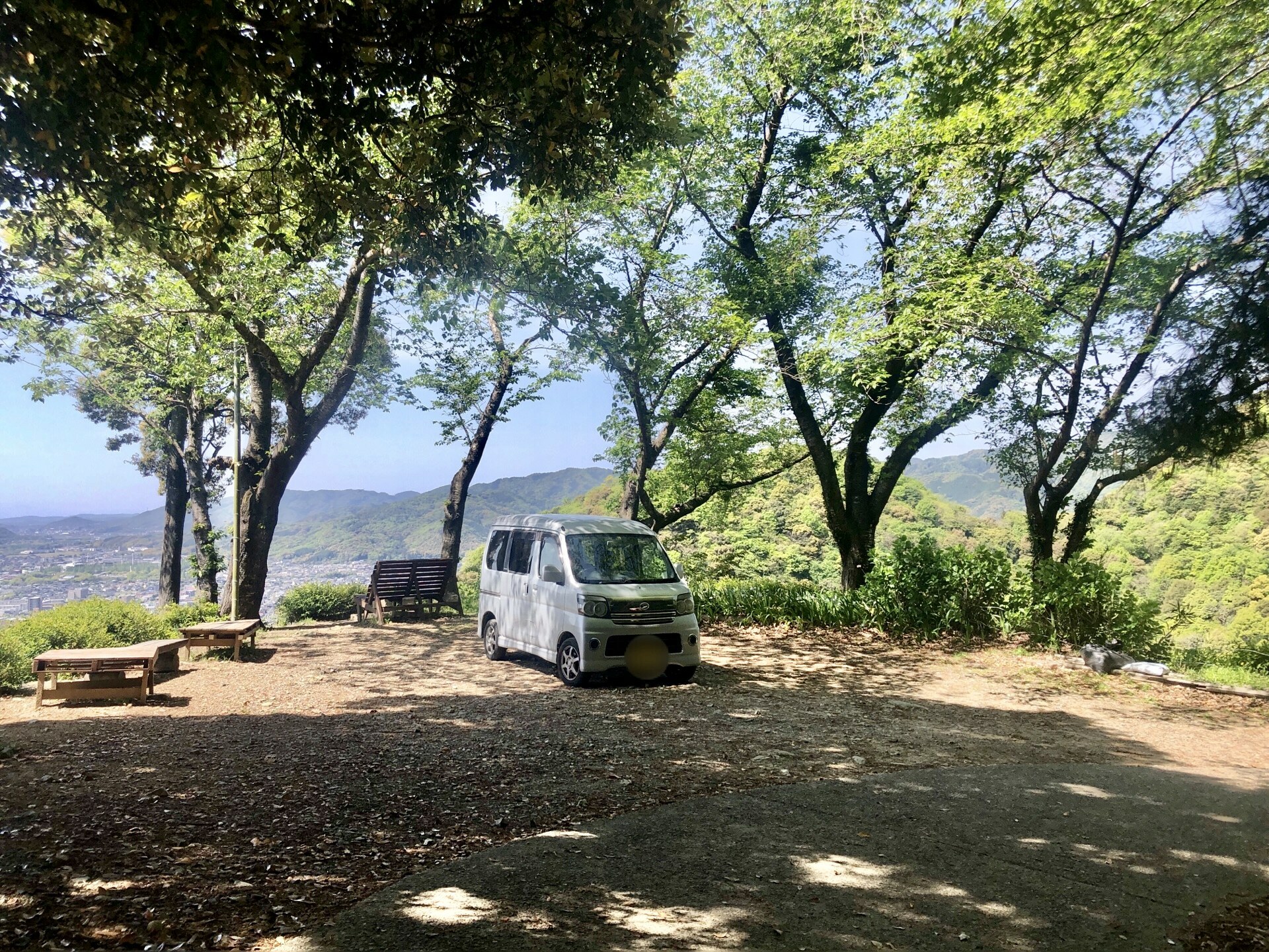 展望所は車3台は停められそうです。