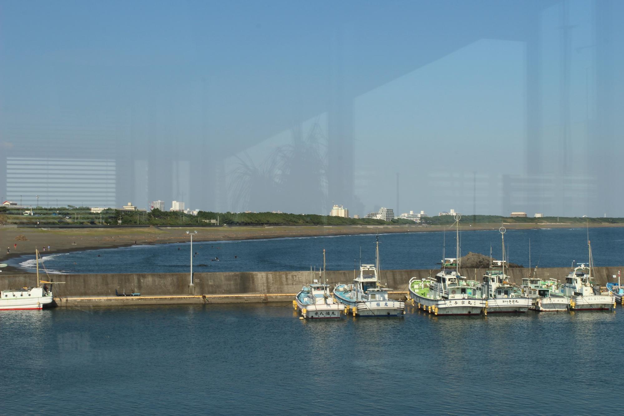 カウンター席から港と北浜海岸を望む