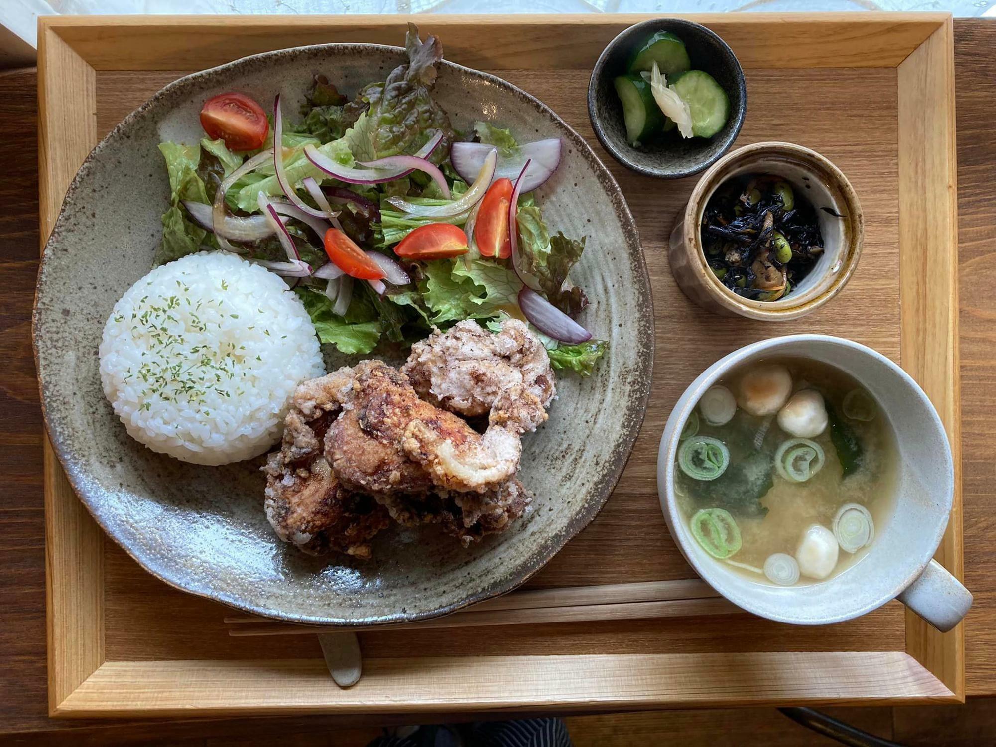 「塩麴のからあげ」のお盆