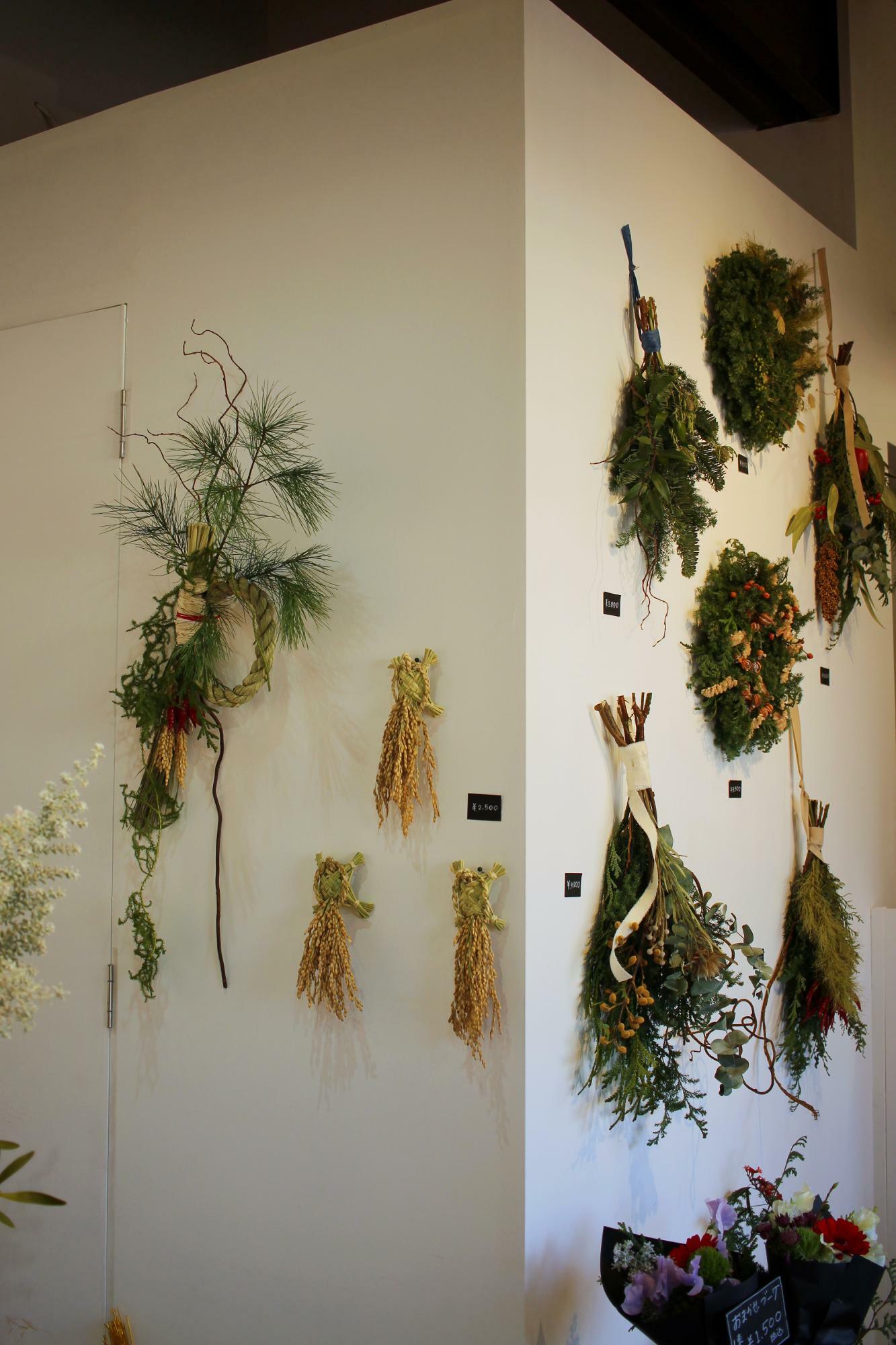 店内の壁に飾られたお飾りと稲藁で編まれた亀。リースやスワッグも。
