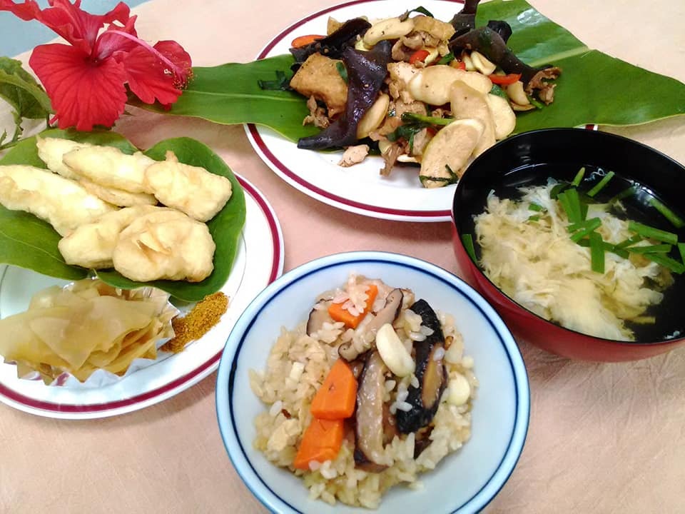 「大磯マコモ研究会」の Facebookより：左から時計回りに「天ぷら」、「中華風炒め物」「お吸い物」「炊き込みご飯」