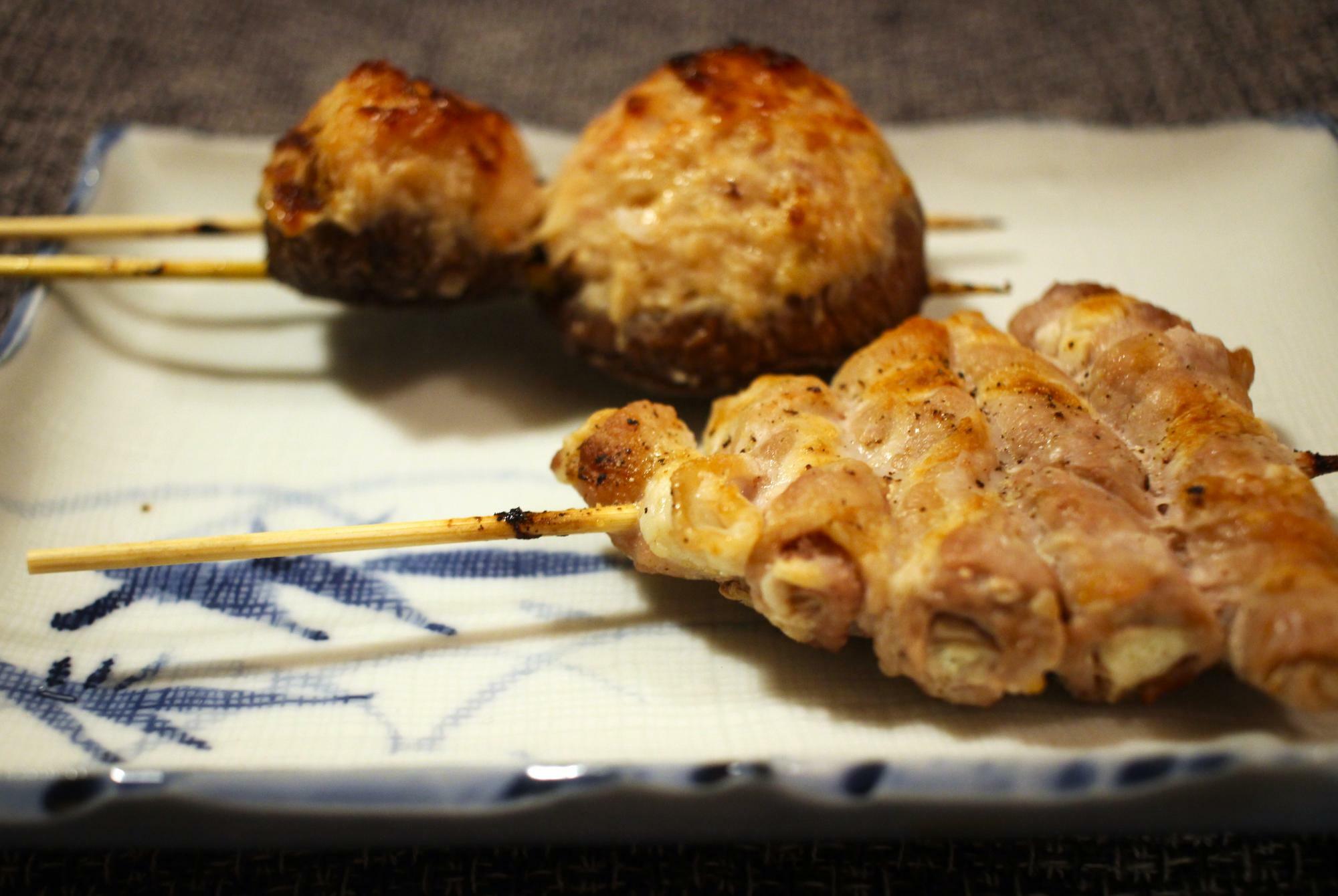 昨日いただいた「マコモタケの肉巻き」（手前）、「しいたけ肉詰め」（奥）