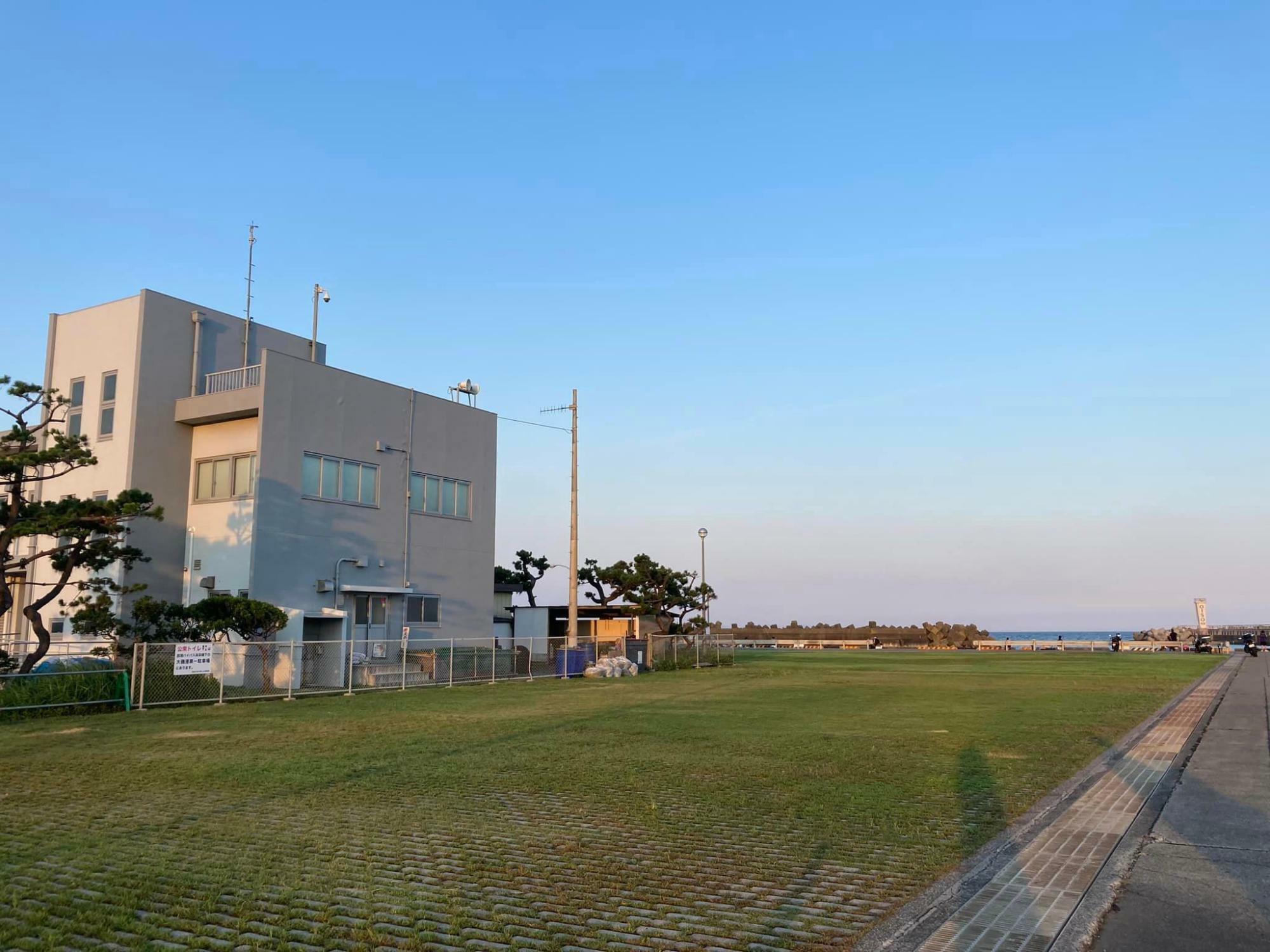 芝生エリア（画面左側の建物付近にキッチンカーが並ぶ）