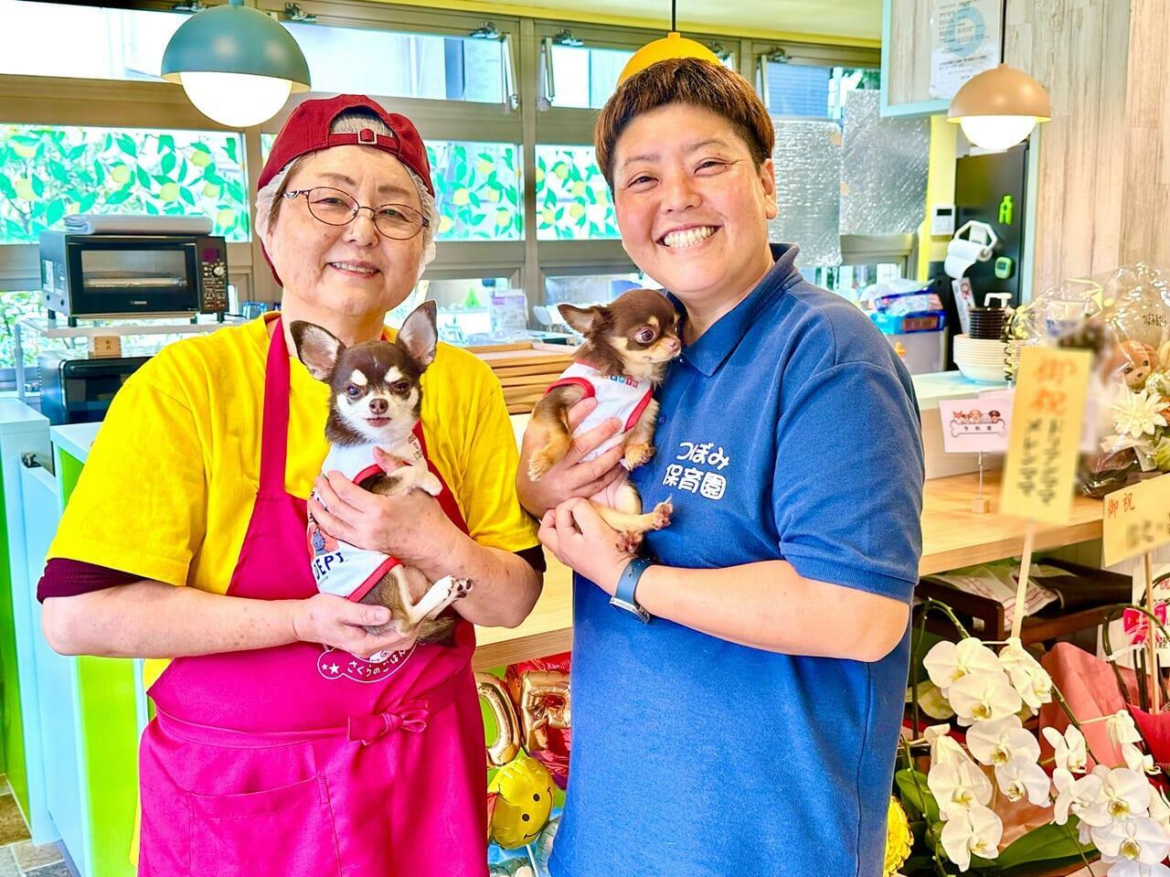 左：片山さん母の片山昌代さんと看板犬さくらちゃん 右：代表の片山みなみさんと看板犬のつぼみちゃん 