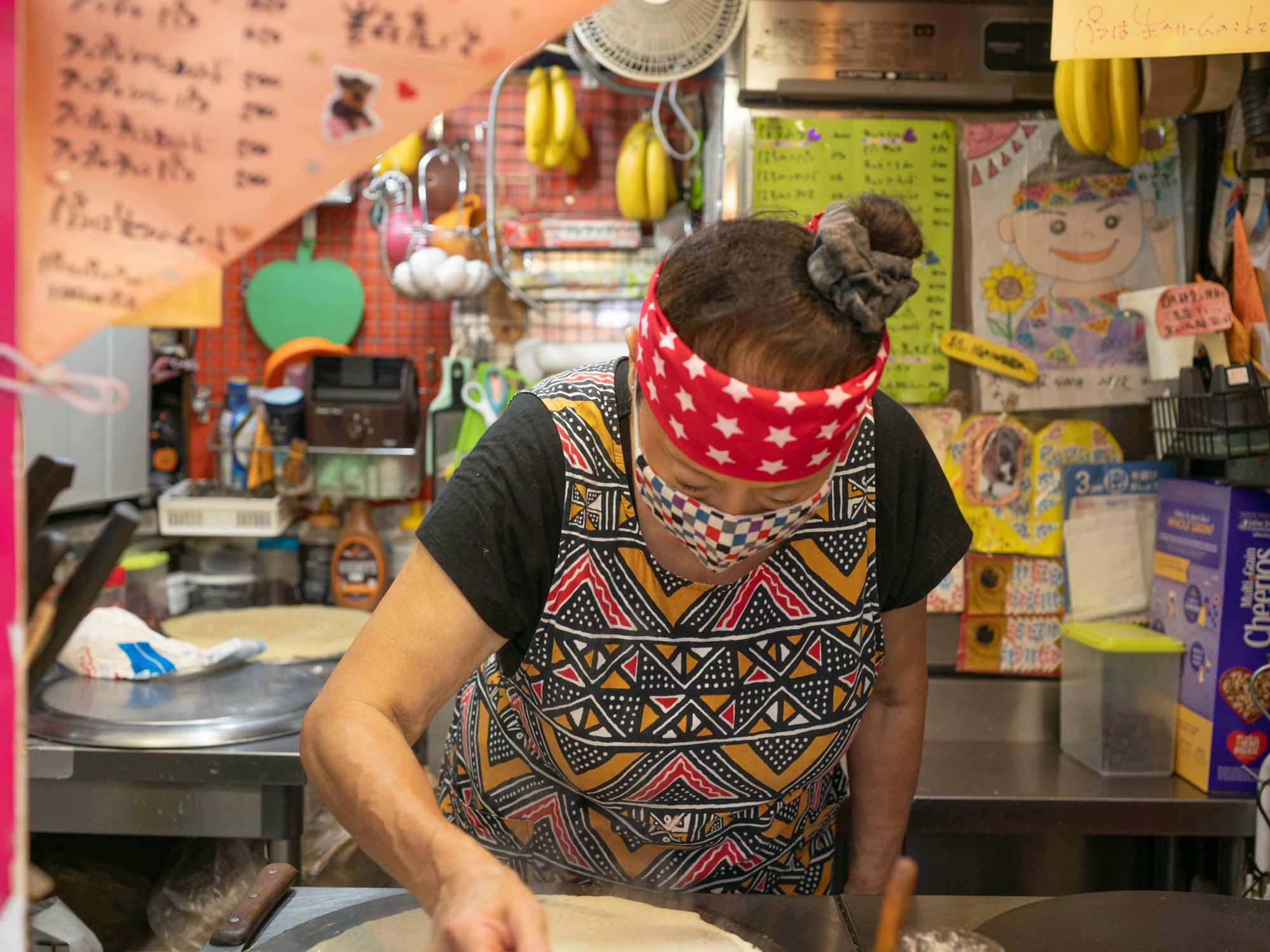 クレープを丁寧に手早く焼く店主おかみさん