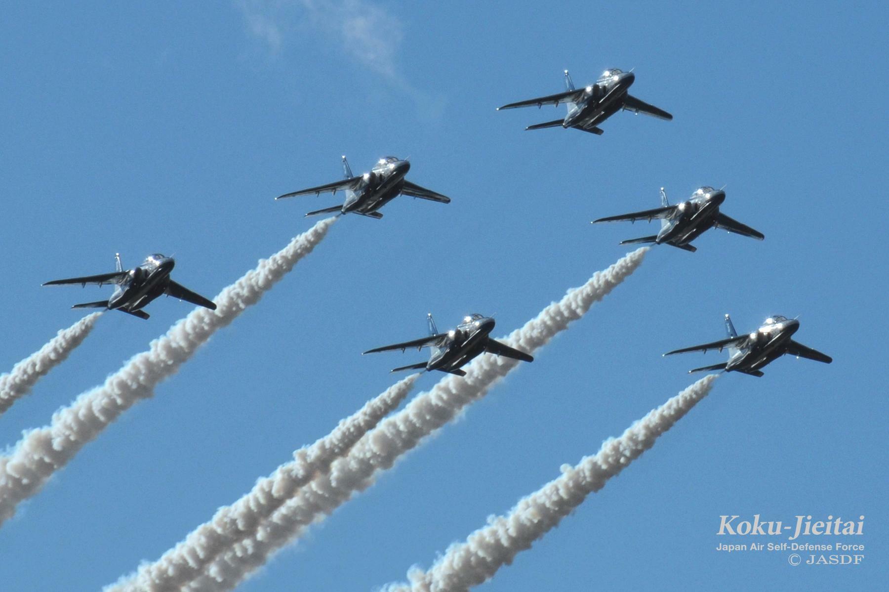 出典：航空自衛隊ホームページ（https://www.mod.go.jp/asdf/equipment/blueimpulse/T-4_Blueimpulse/）