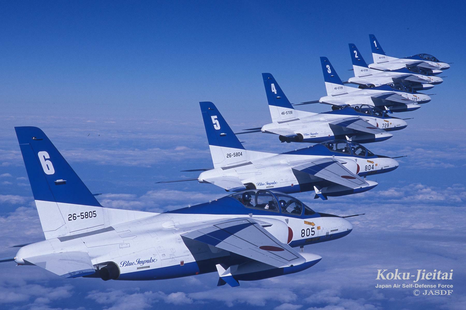 出典：航空自衛隊ホームページ（https://www.mod.go.jp/asdf/equipment/blueimpulse/T-4_Blueimpulse/）