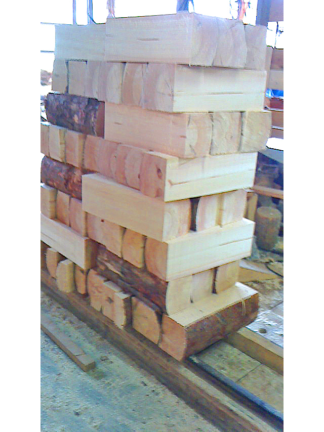 木材から直方体のブロックを切り出す（画像：職人提供）