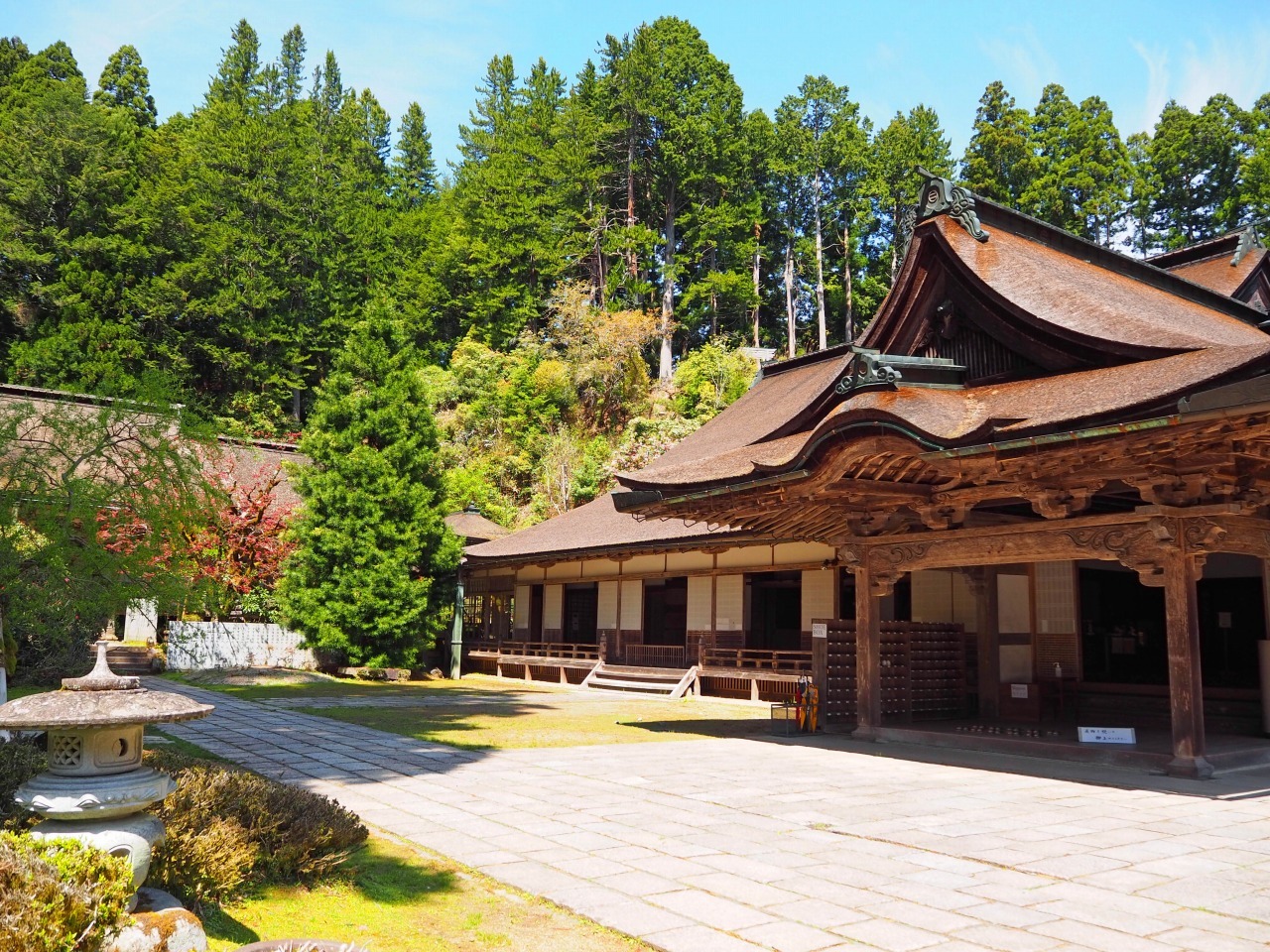 右側建物が本坊入り口