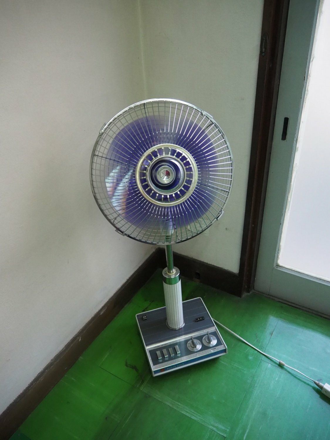 取材時に伺わせていただいた応接室の扇風機が、ガチャコンと回す昭和の扇風機が現役でした。これ欲しい・・・