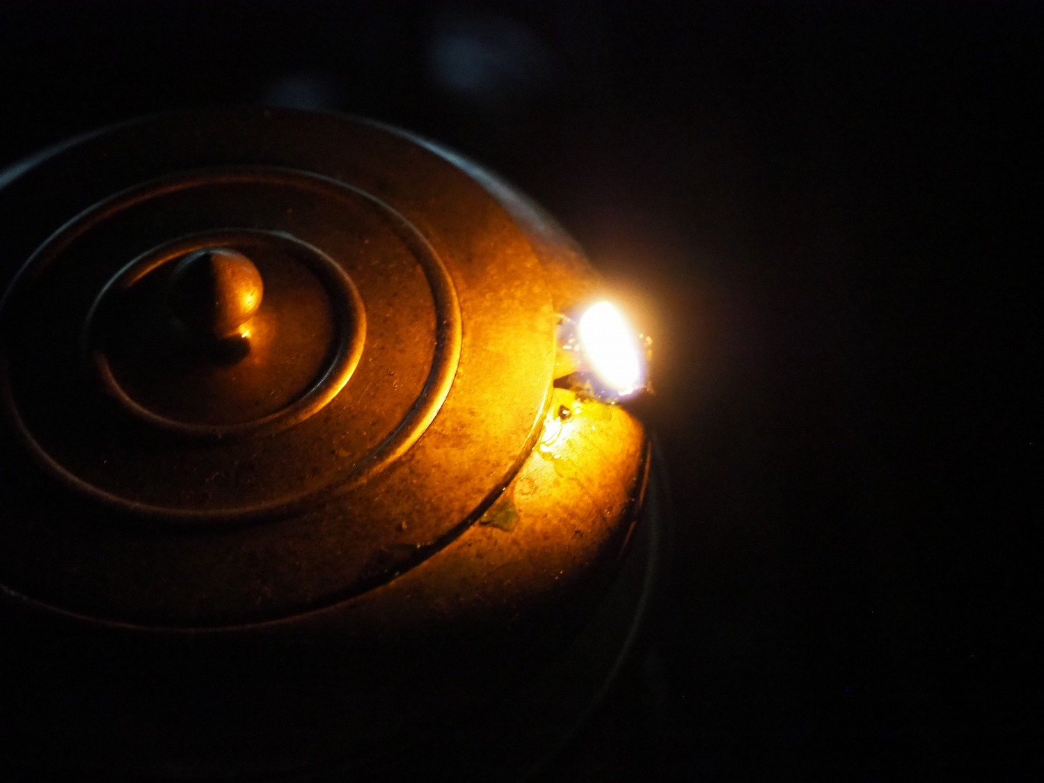 本堂の油壷の灯火。1000年前と同じ灯りの中、拝みます。本堂に電気は通っていません
