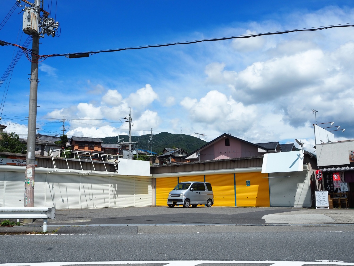 駐車場はお店の左手にあるガレージ前です