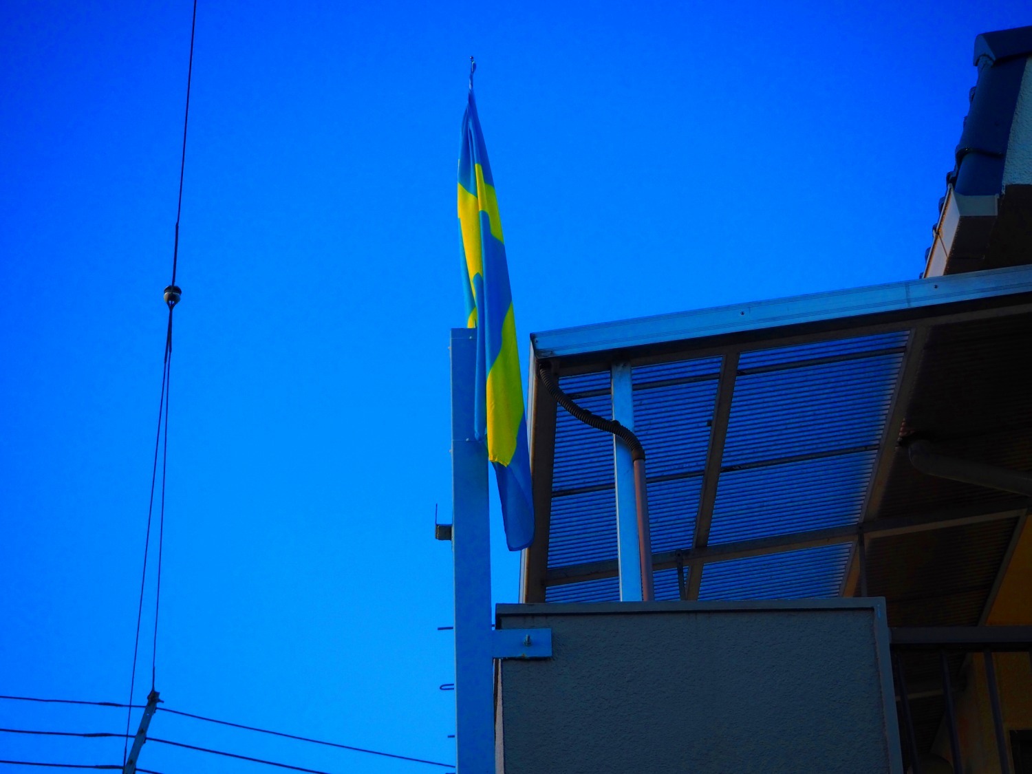 お店には、スウェーデン国旗が掲揚されています。この日は風が無く・・・