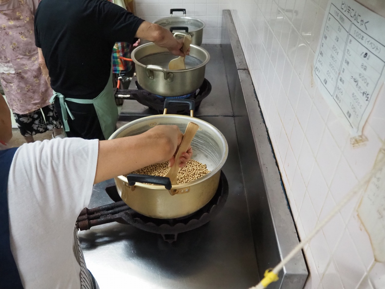 大豆を炒っている時は、香ばしいキナコの香りが漂う