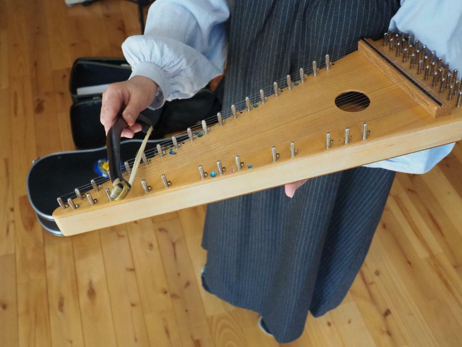 木箱に24本のピアノ線を張った楽器。弓で弾く
