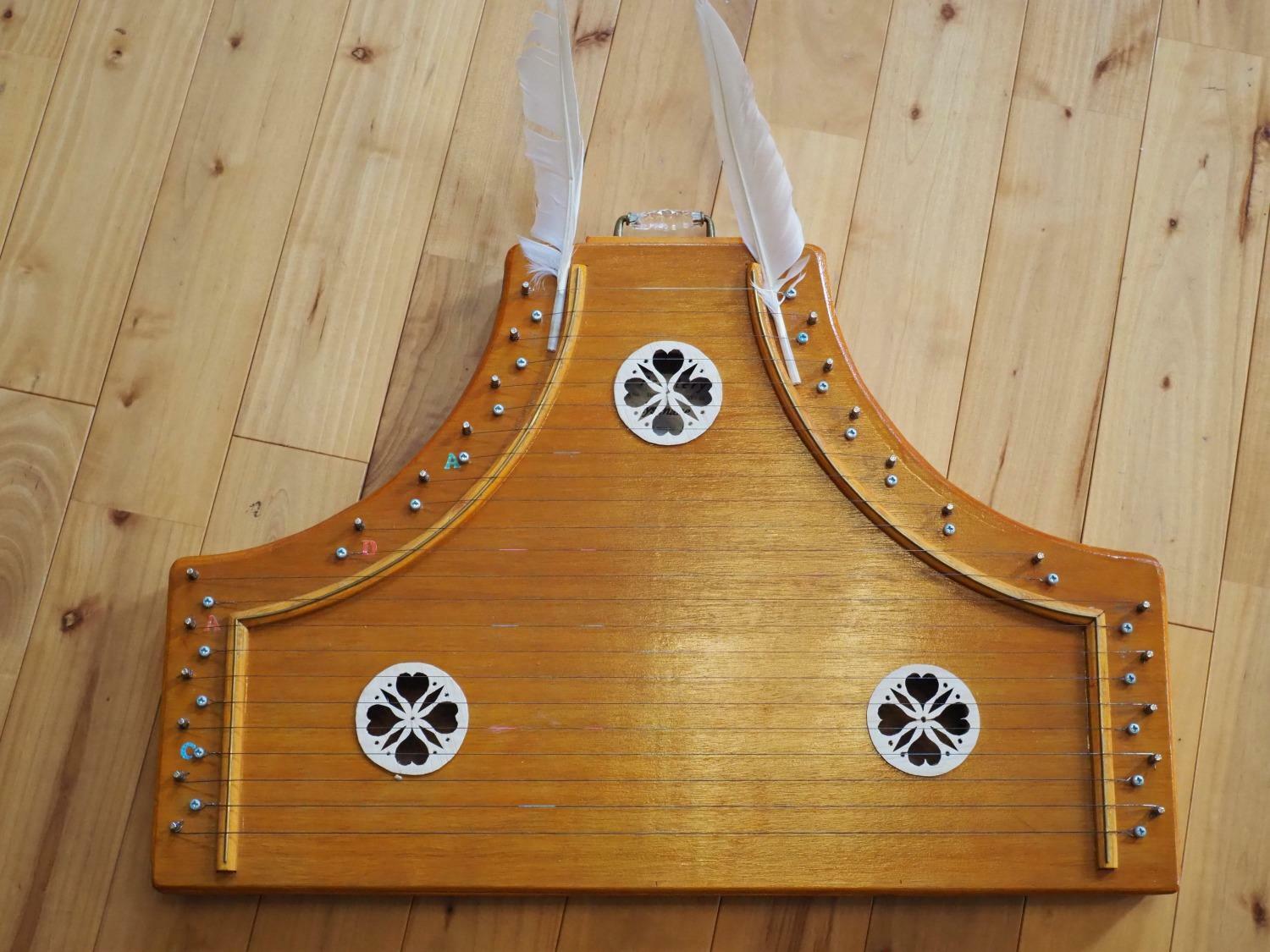 中世ヨーロッパ12～15世紀に使われていた弦楽器。羽で演奏する