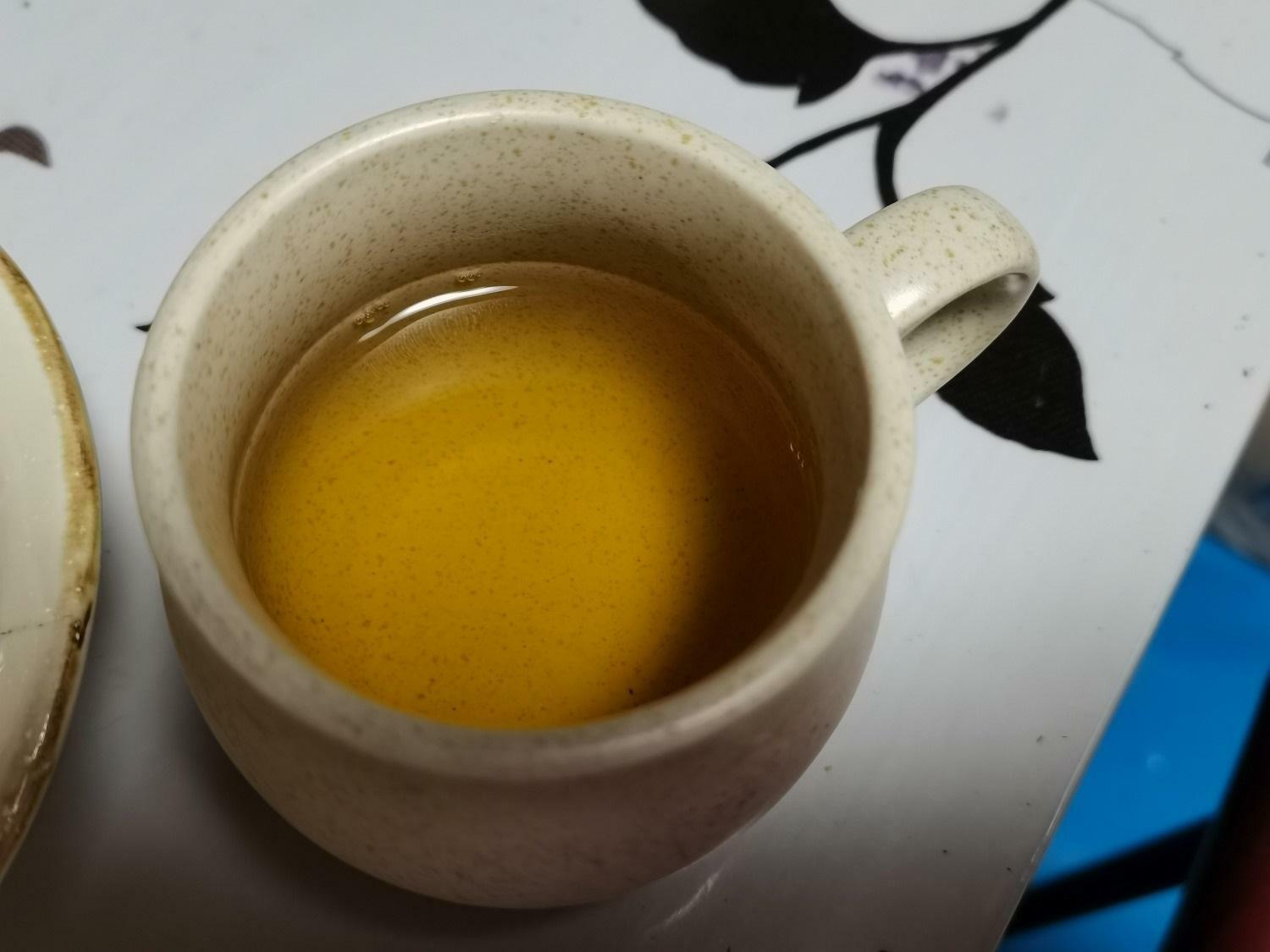 実のお茶は甘みがあり、キャラメルの香りがしました。葉のお茶は渋みがあるものの焙煎されて飲みやすくなっており、甘いモノと相性抜群