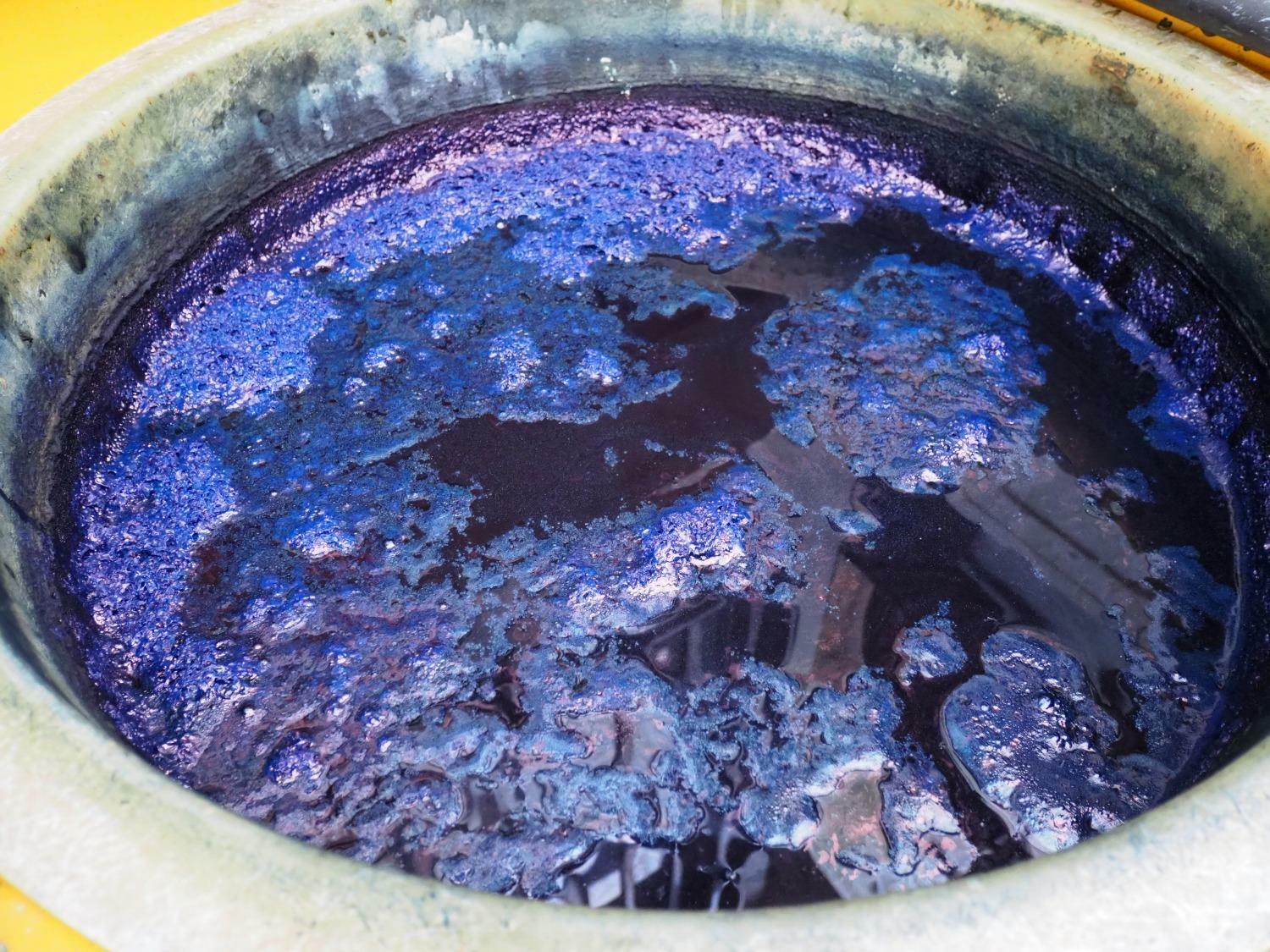発酵中。「藍の華」(泡)が浮かぶと染色可能の合図