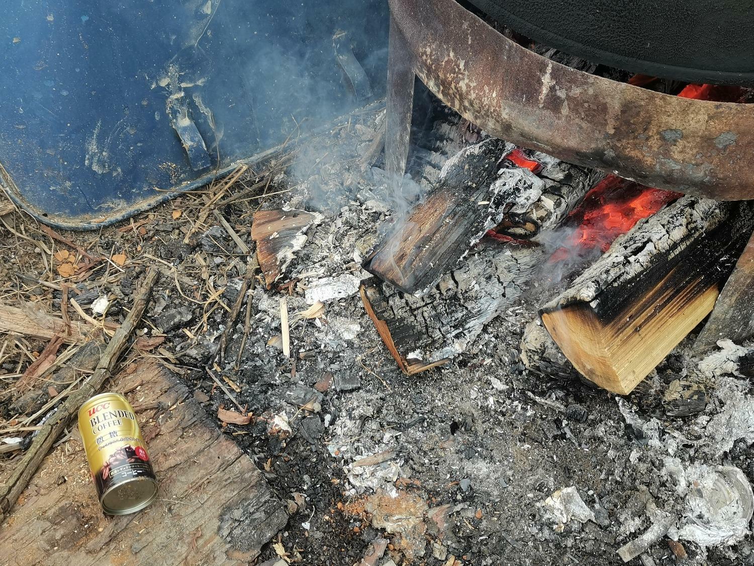 お湯を沸かす横で、薪の遠火でじんわり暖められたホカホカ缶コーヒー頂きました。同じ缶コーヒーでも自販機のホットとは違う、ぜいたくな感じ。これもまた貴重な体験でした