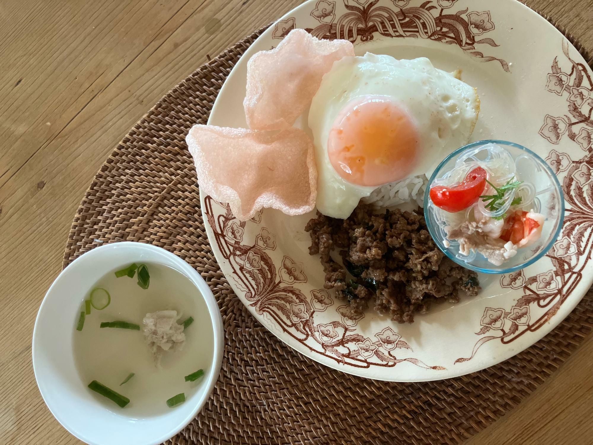 牛肉のガパオライス(タイ料理)・ヤムウンセン(タイの海老と春雨のサラダ)