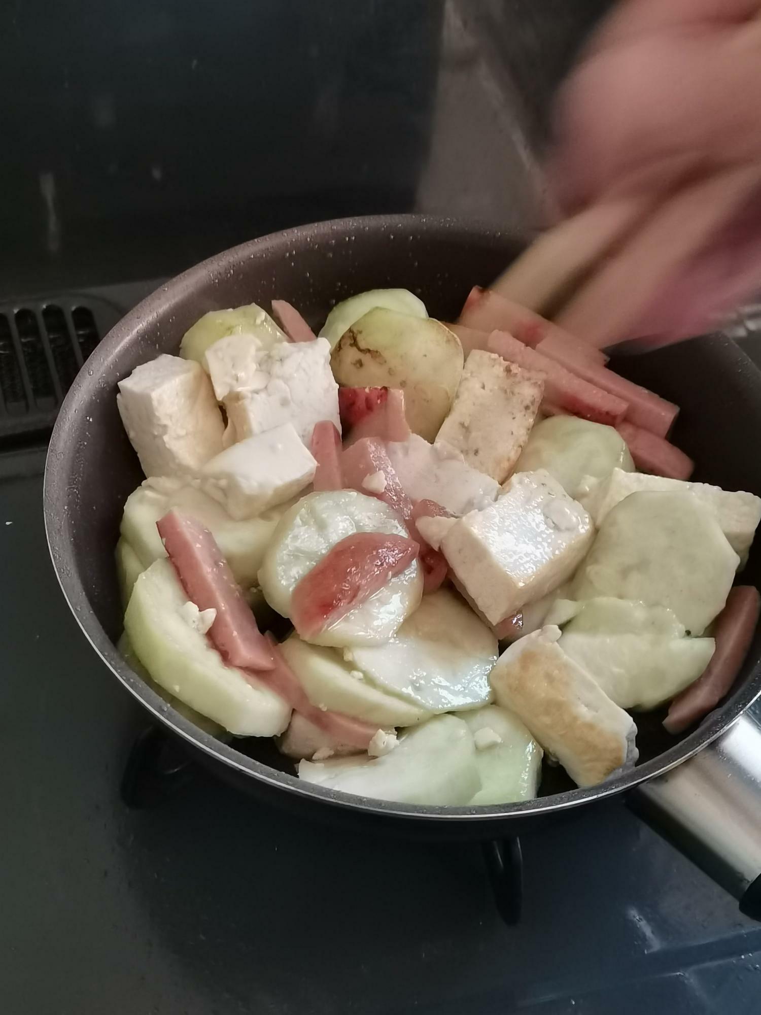 橋本には沖縄の島豆腐はないので、木綿豆腐とポークランチョンミートを使用