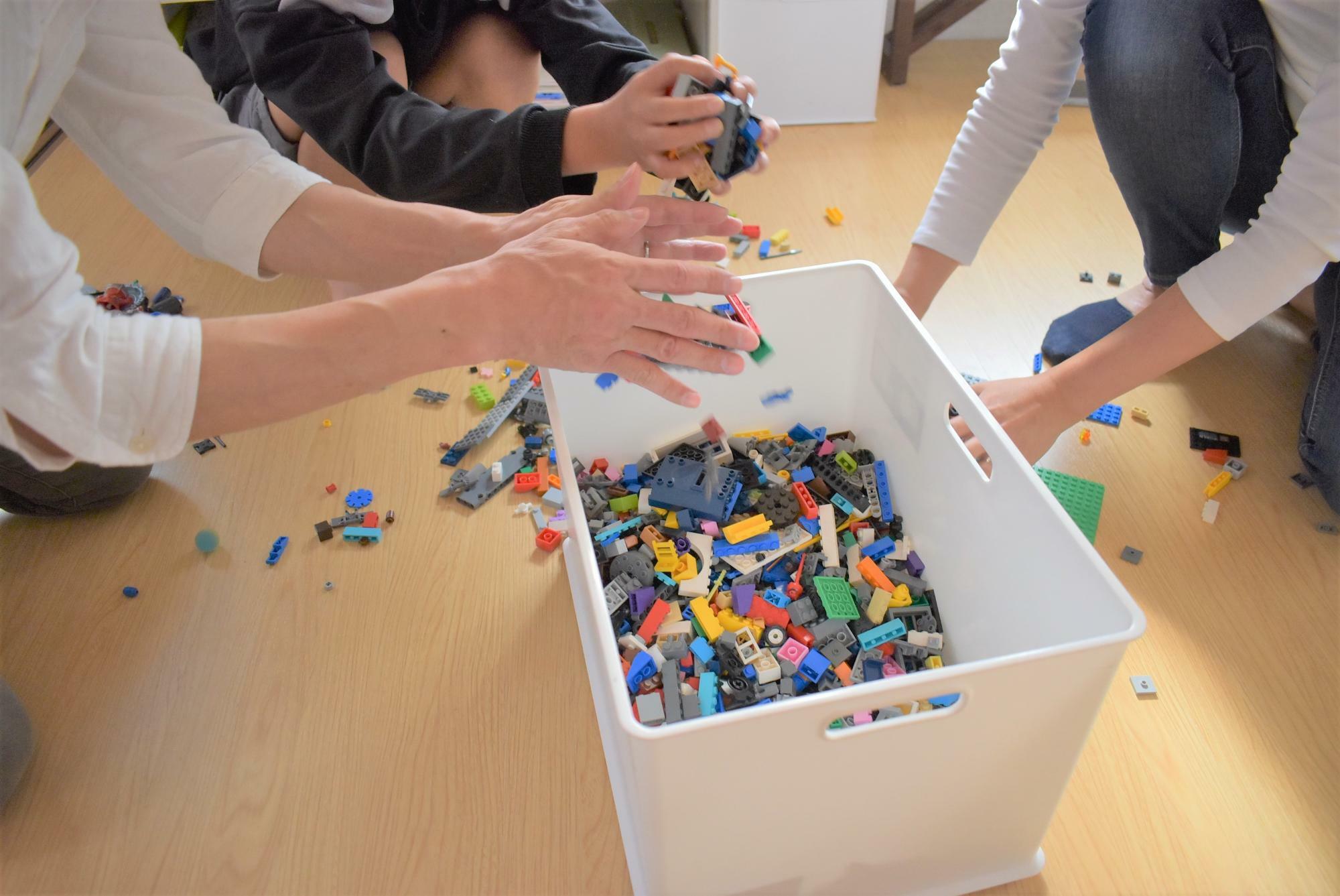 レゴブロック収納：以前は色や形別に複雑に分けていましたが、現在はザックリ収納でラクに片づけ