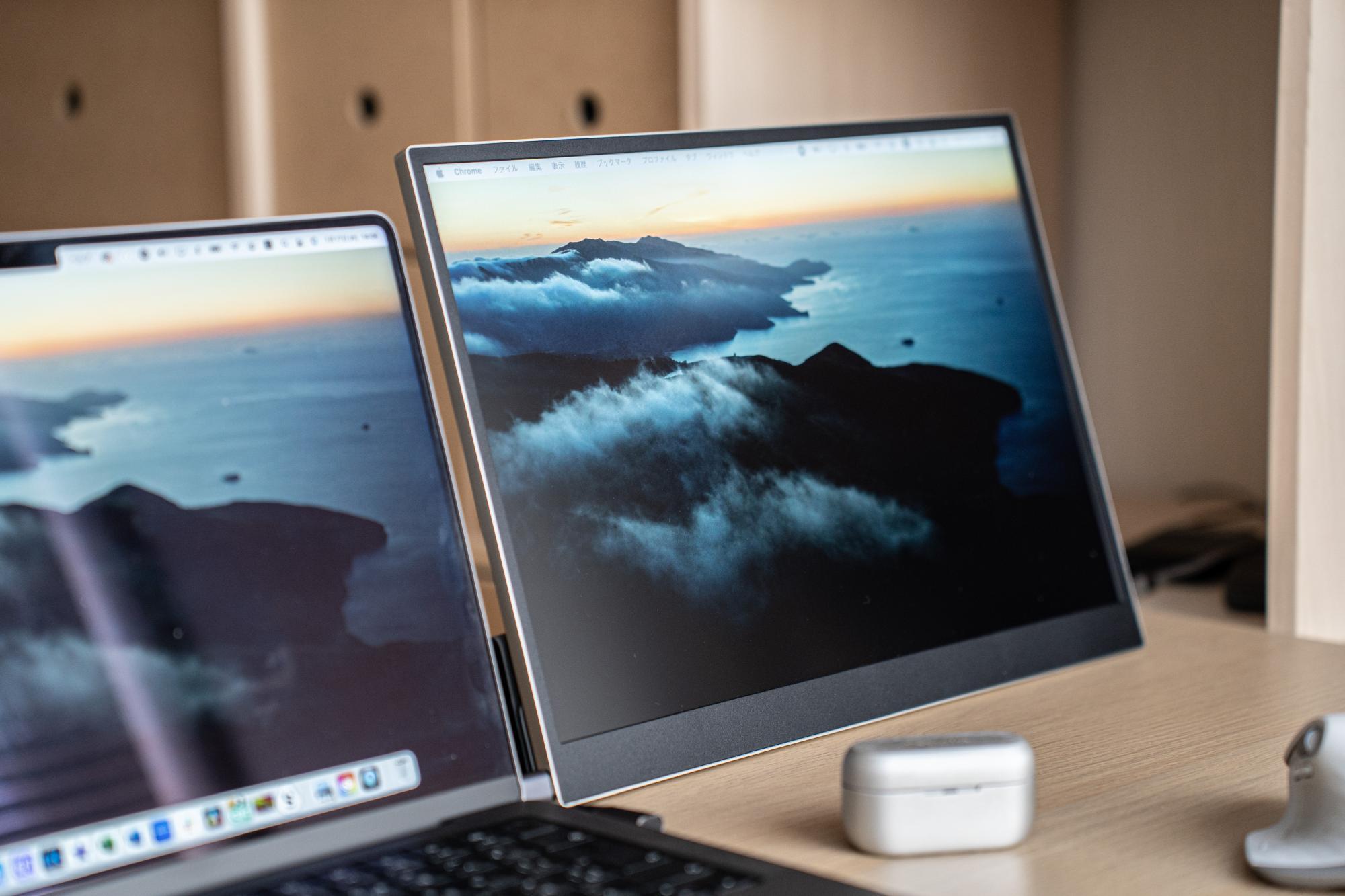 MacBookのグレア液晶と比べても反射が少ない