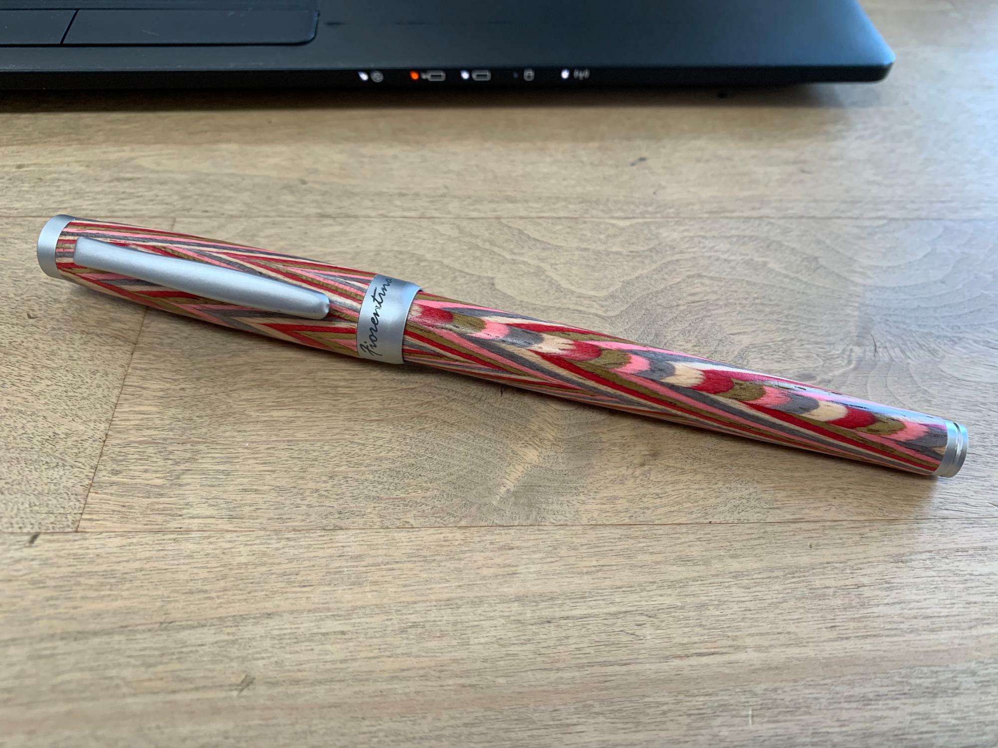 TUZURUで筆者が購入したフィオレンティーナの万年筆。木軸。ウォーターマンのカートリッジが適合した。