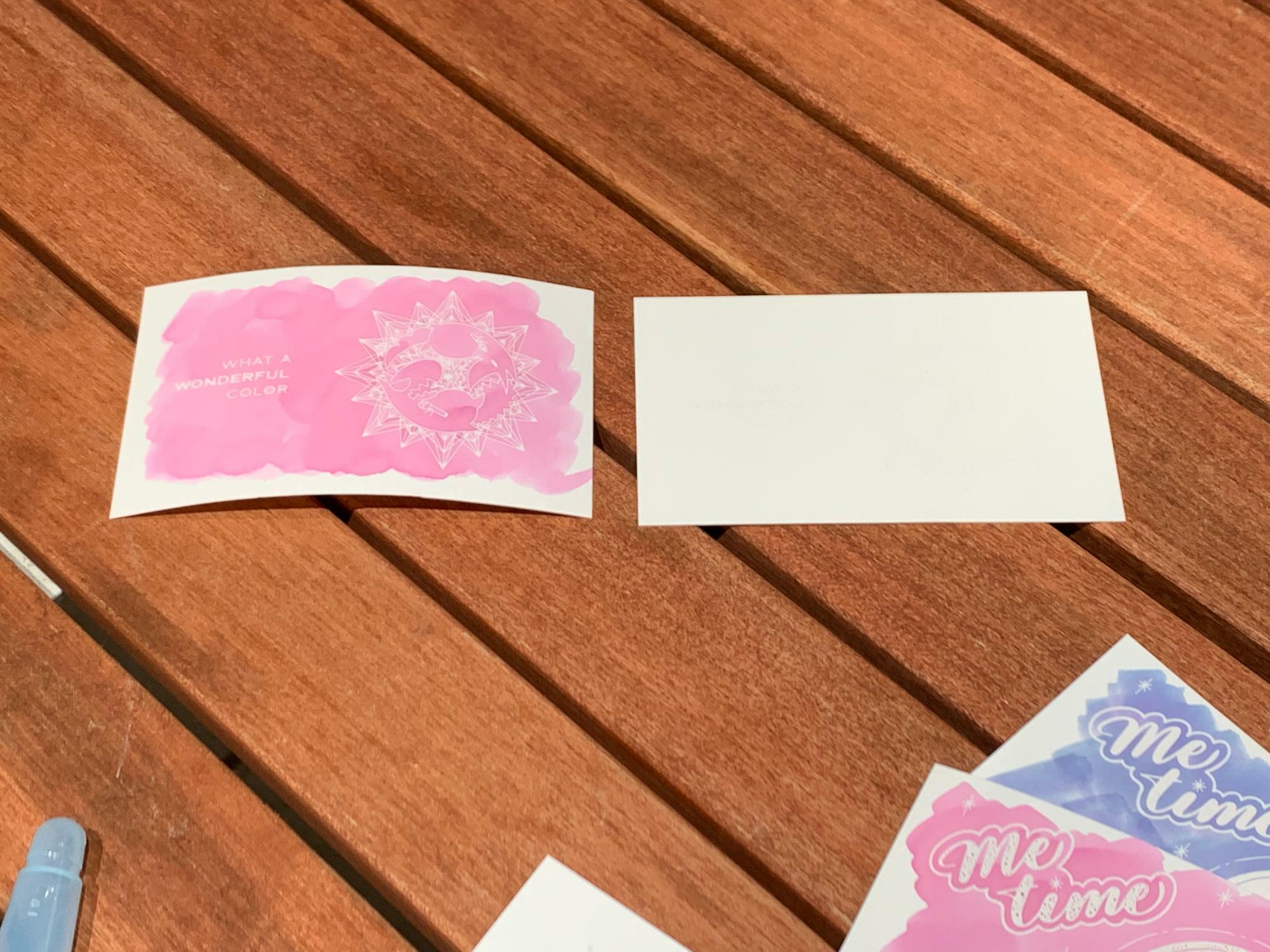 「ぬり絵じゃないぬりたくり絵インクカード」右が使用前。これにインクでひたすら書いていくと、印刷されたパターンや文字が浮き出るしくみ。