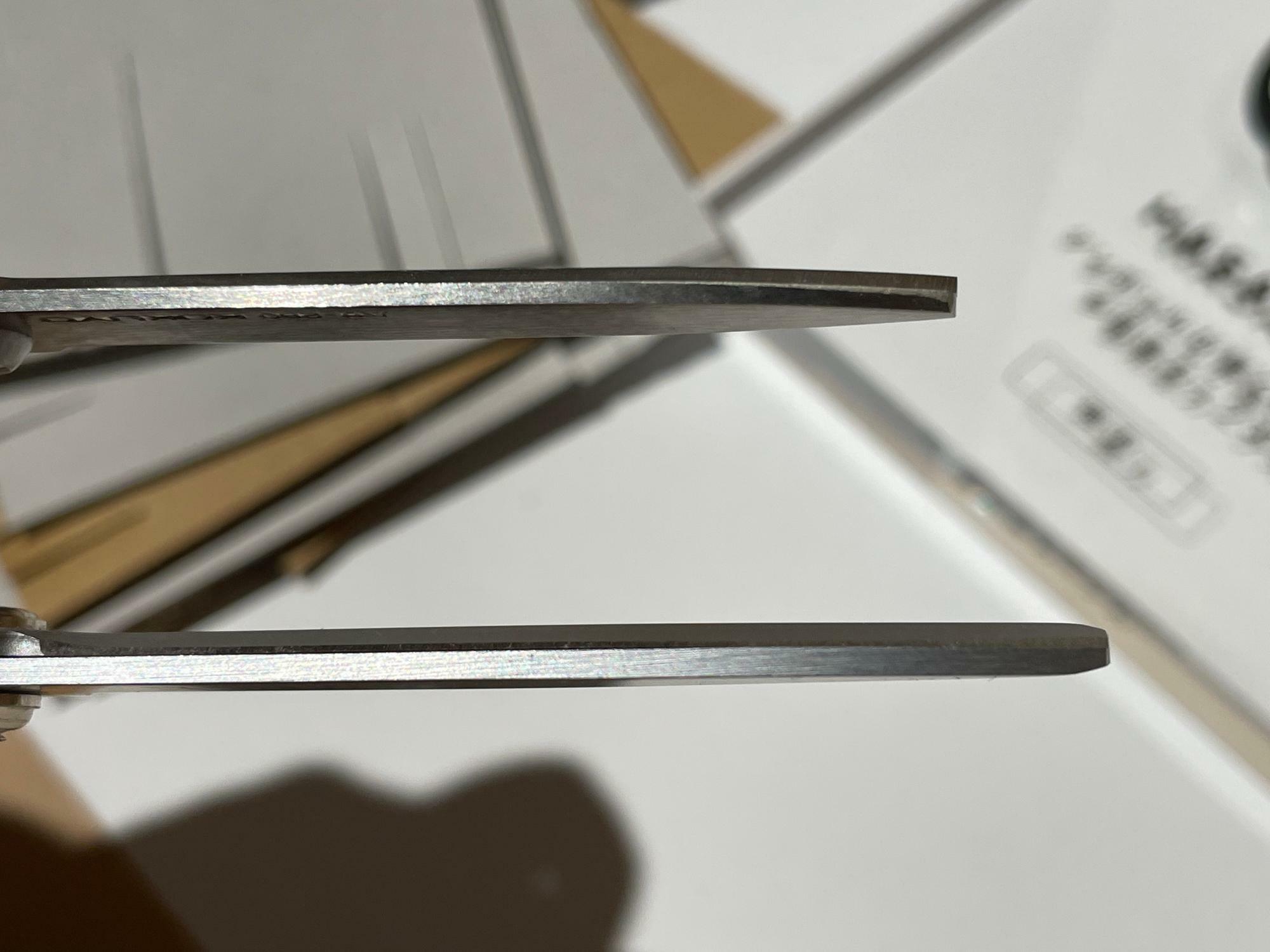 HASA-001の刃と従来製品の刃を比べたところ。明らかに厚みがある。