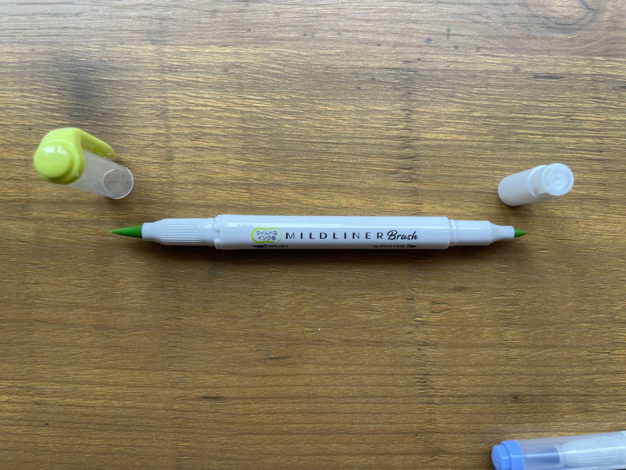 両端にペン先がある。書いたときの太さが異なる