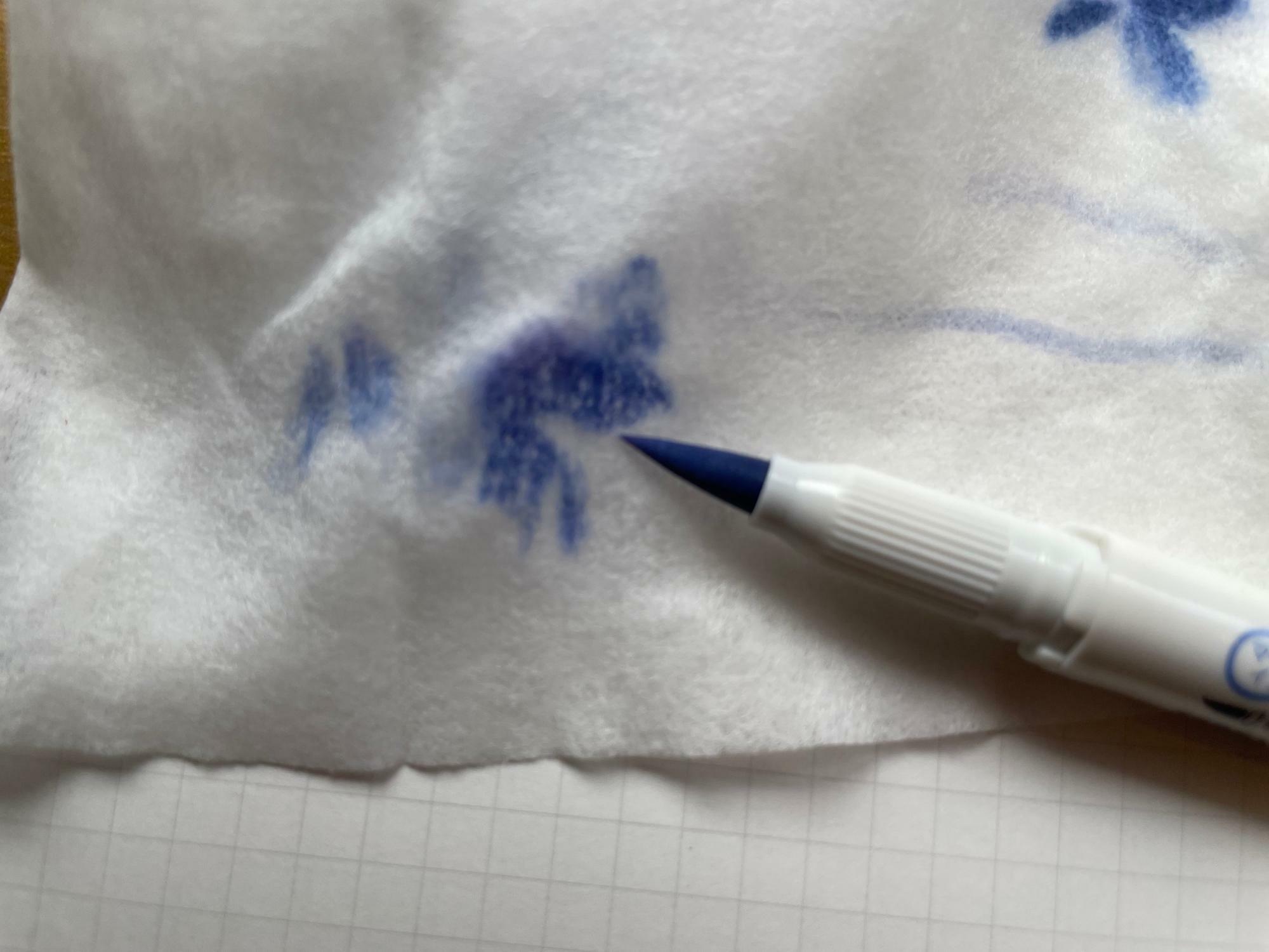ペン先にインクが残った場合は、ティッシュなどで拭くとよい