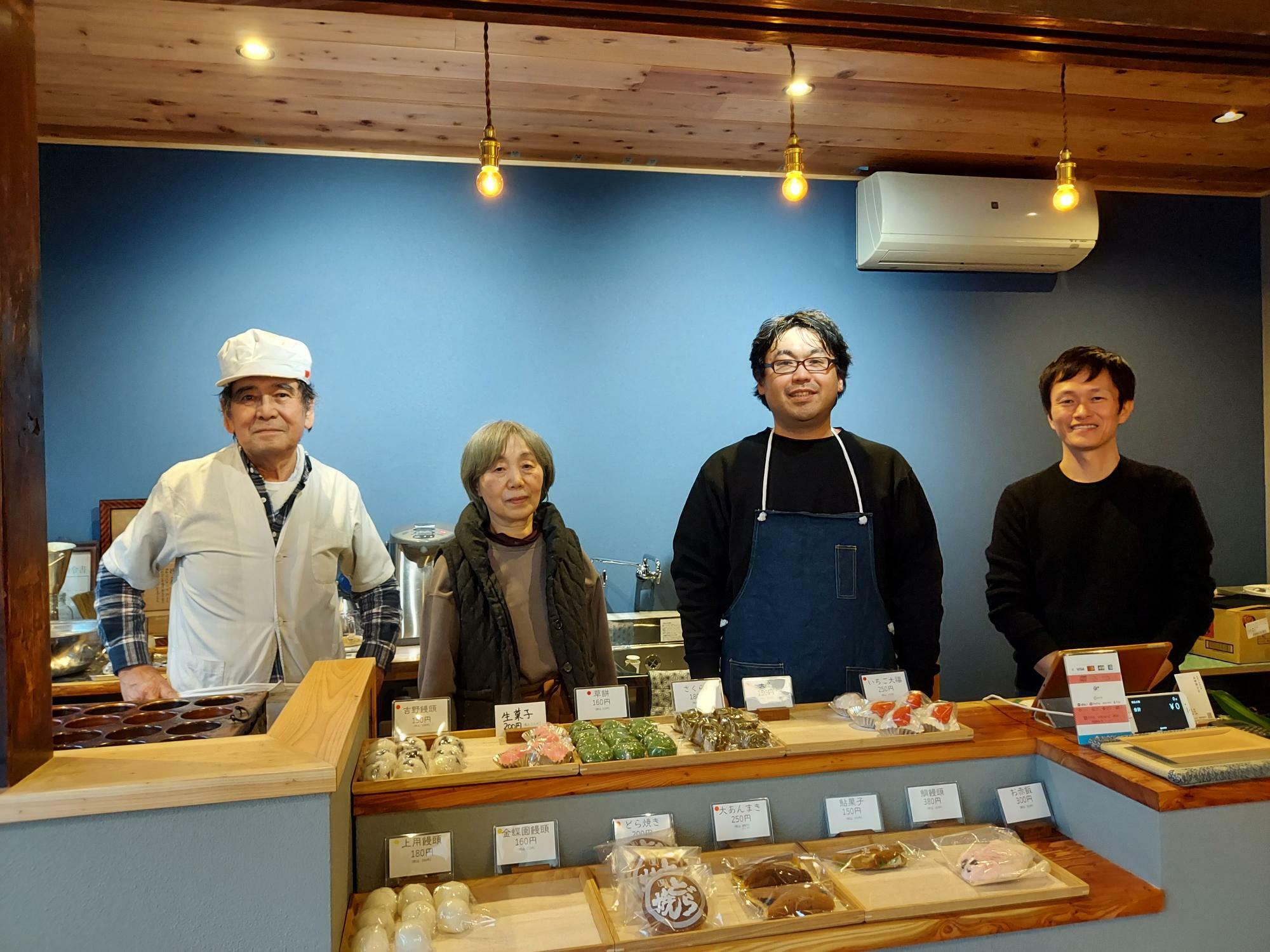 （写真左から3番目）3代目伊藤章宏氏